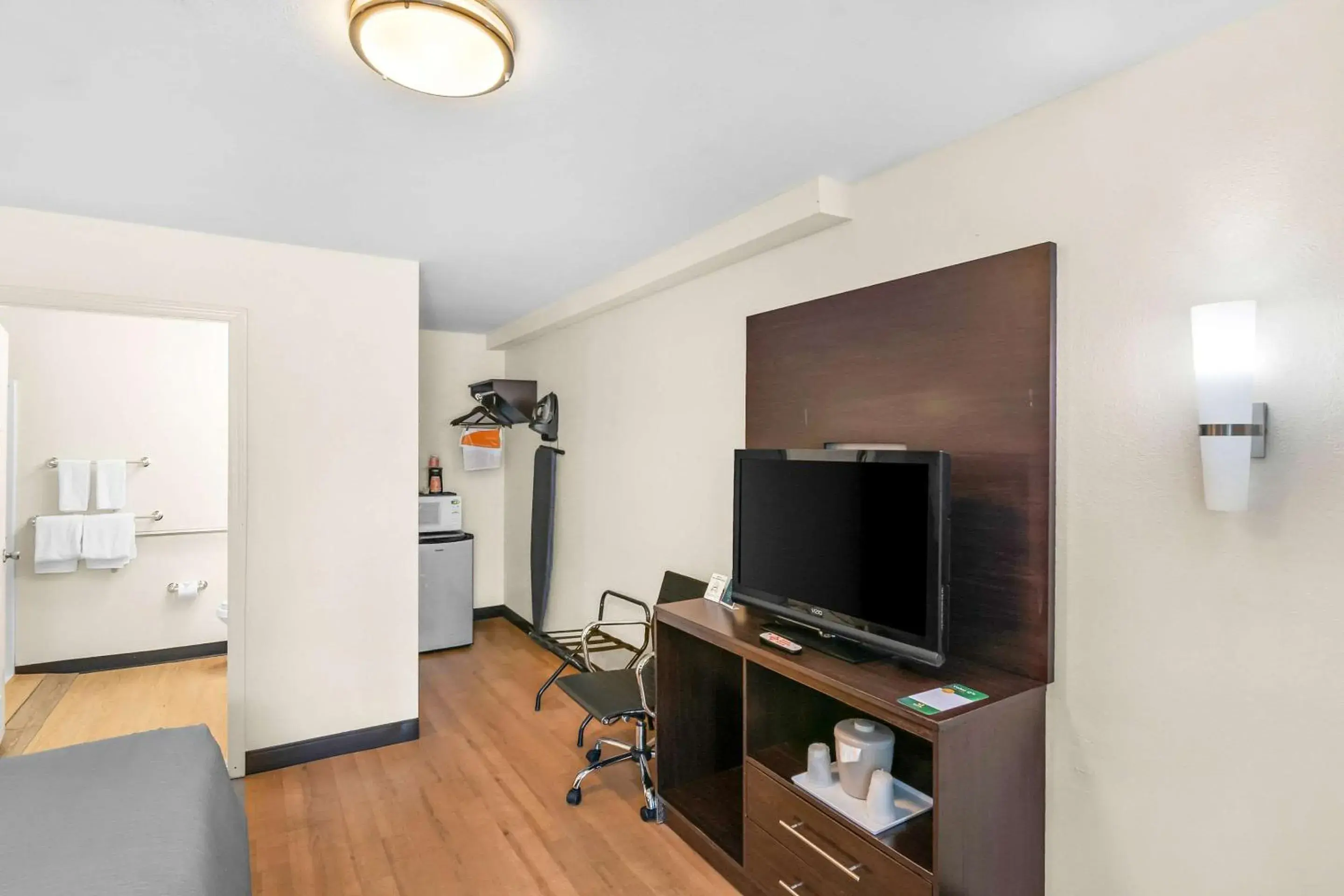 Bedroom in Quality Inn Bedroom in Quality Inn