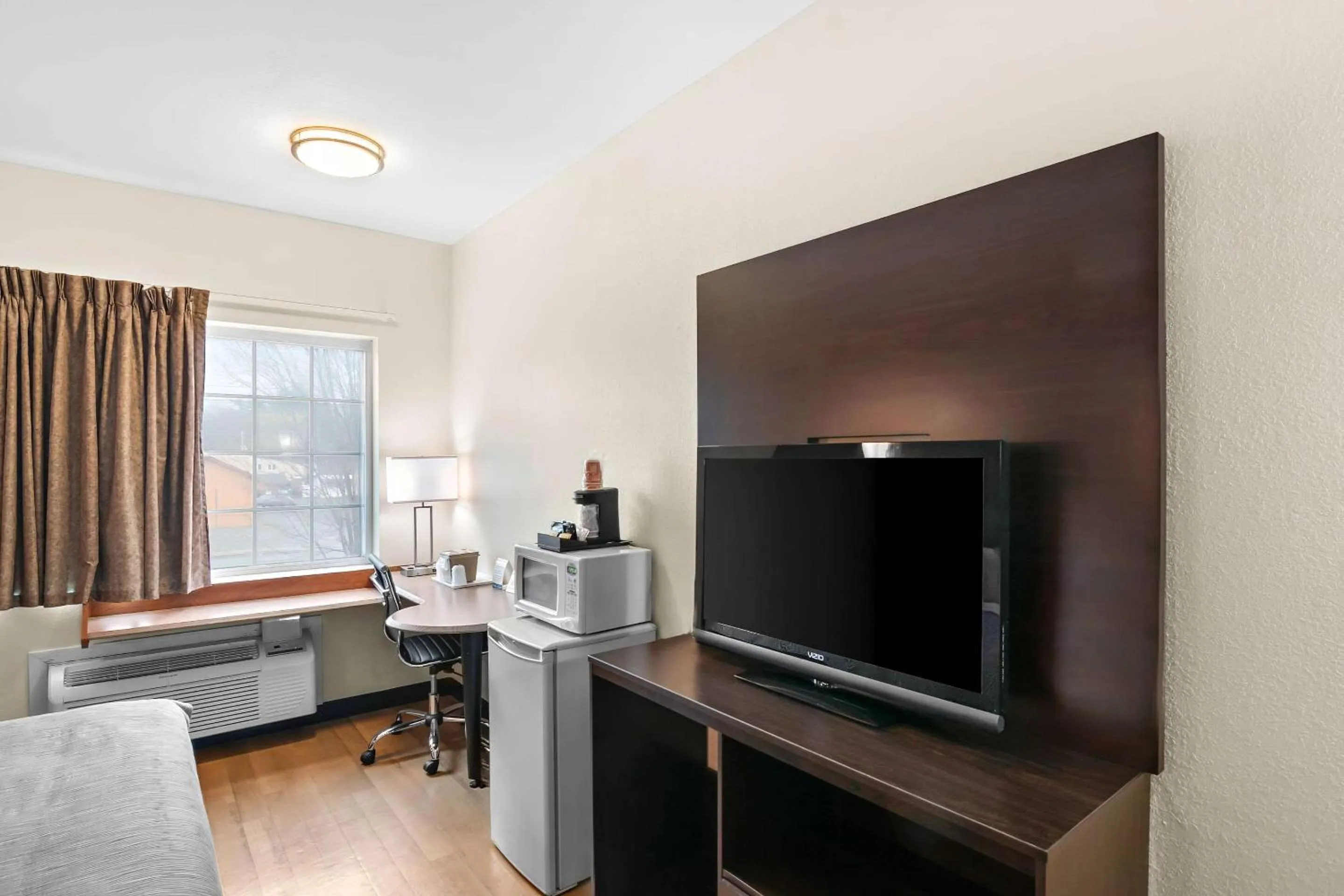 Bedroom in Red Roof Inn Glens Falls - Lake George