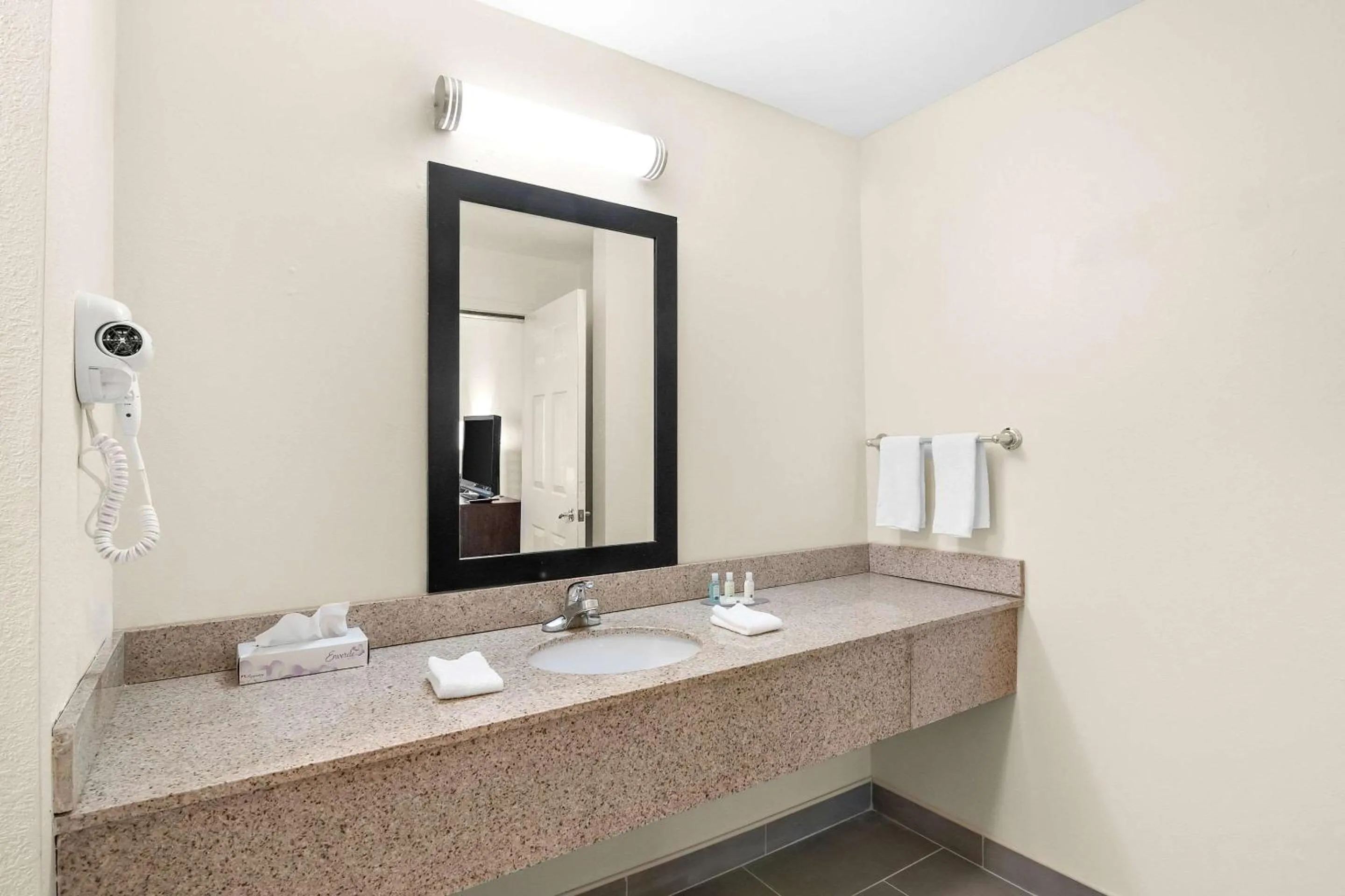 Bedroom in Red Roof Inn Glens Falls - Lake George