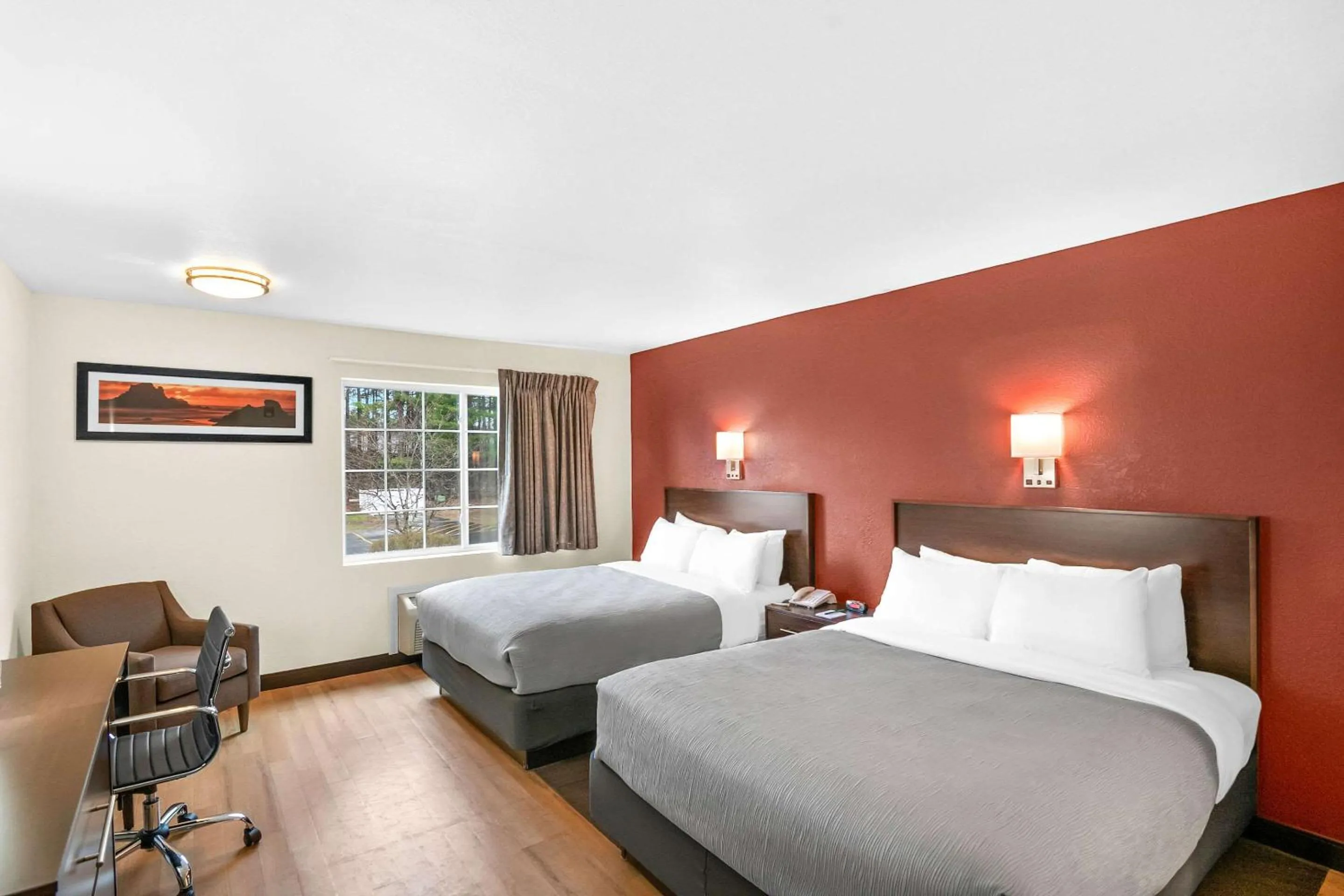 Bedroom, Bed in Red Roof Inn Glens Falls - Lake George