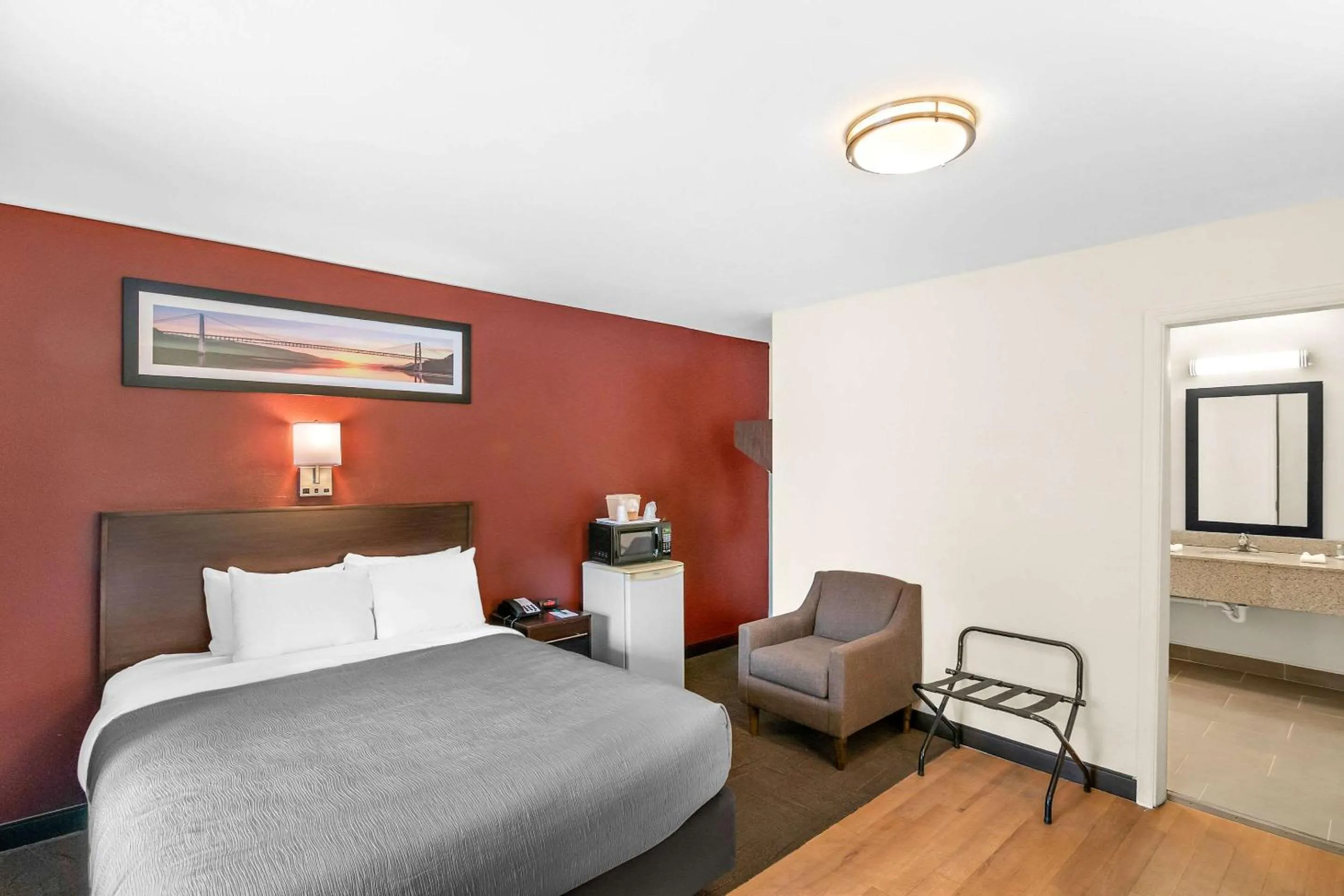 Bedroom, Bed in Red Roof Inn Glens Falls - Lake George