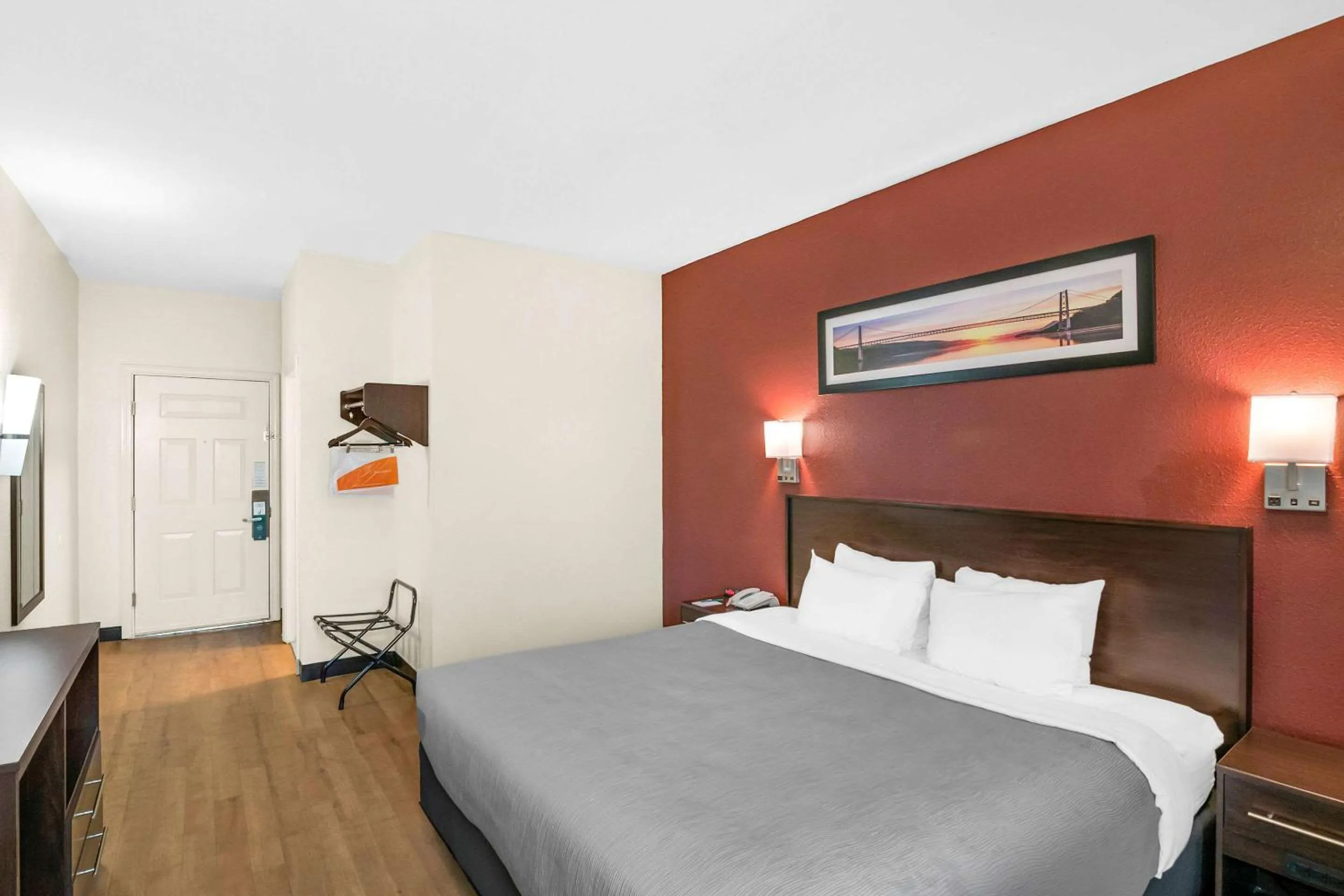 Bedroom, Bed in Red Roof Inn Glens Falls - Lake George