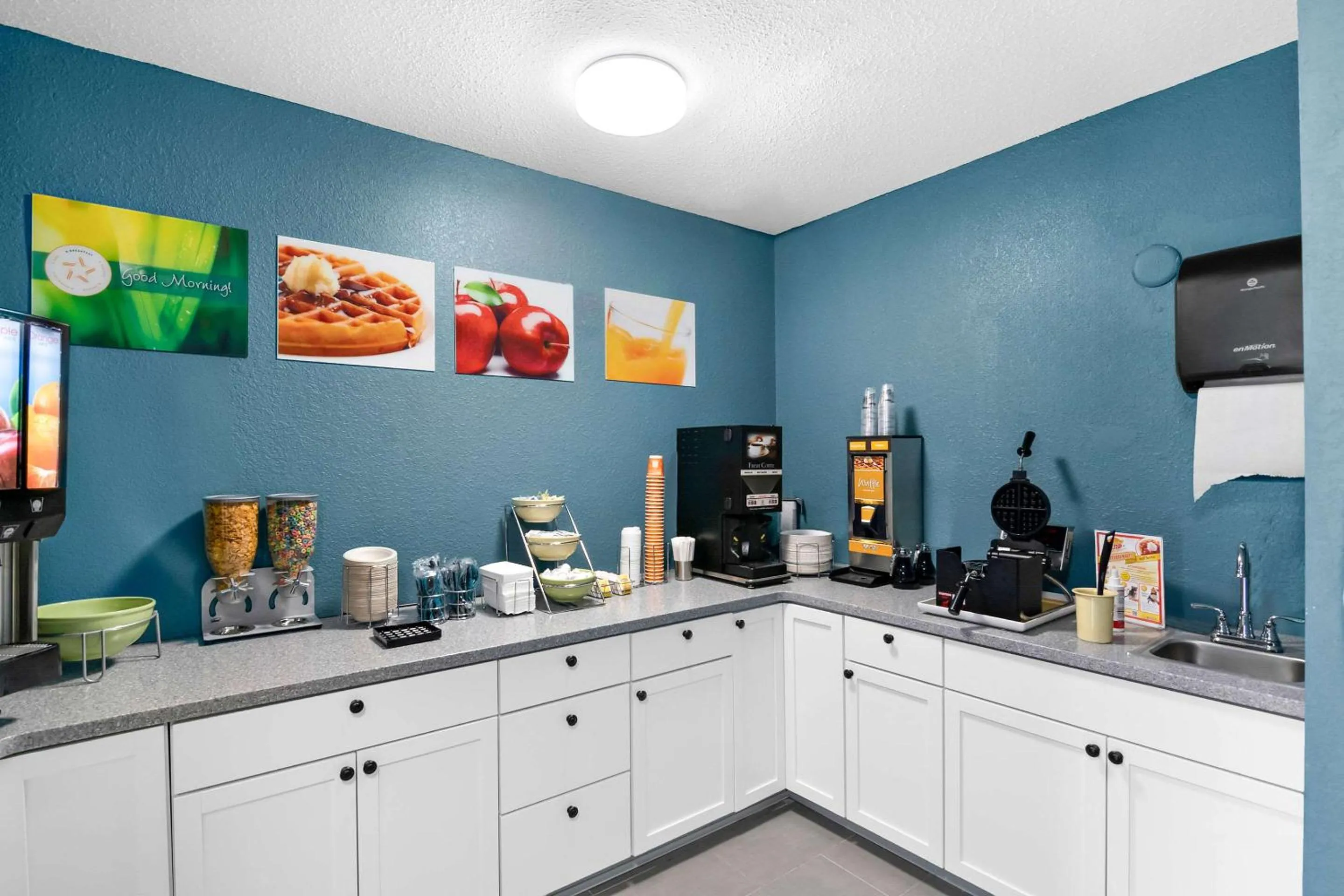 Breakfast in Red Roof Inn Glens Falls - Lake George