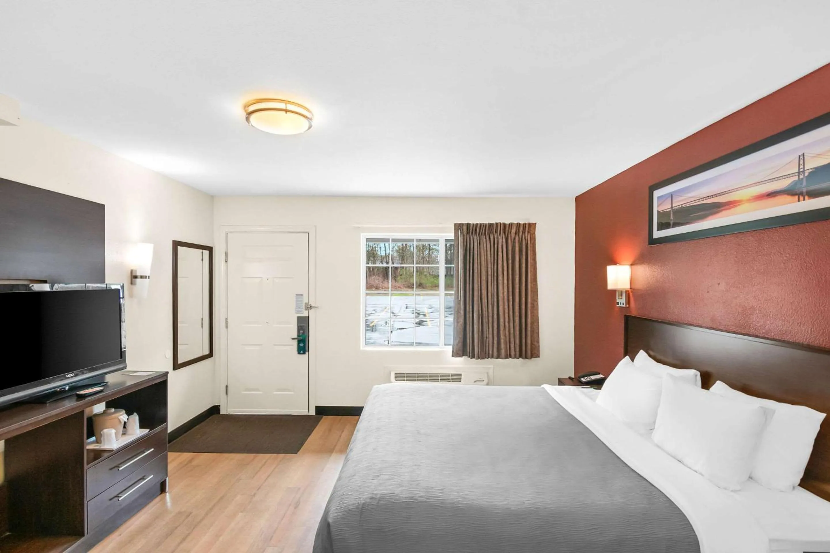 Bedroom, Bed in Red Roof Inn Glens Falls - Lake George