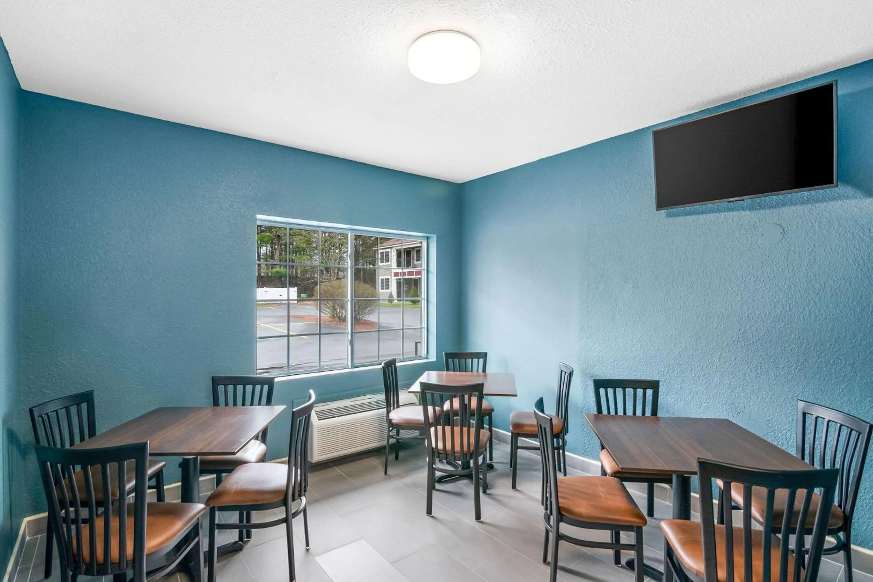 Breakfast in Red Roof Inn Glens Falls - Lake George