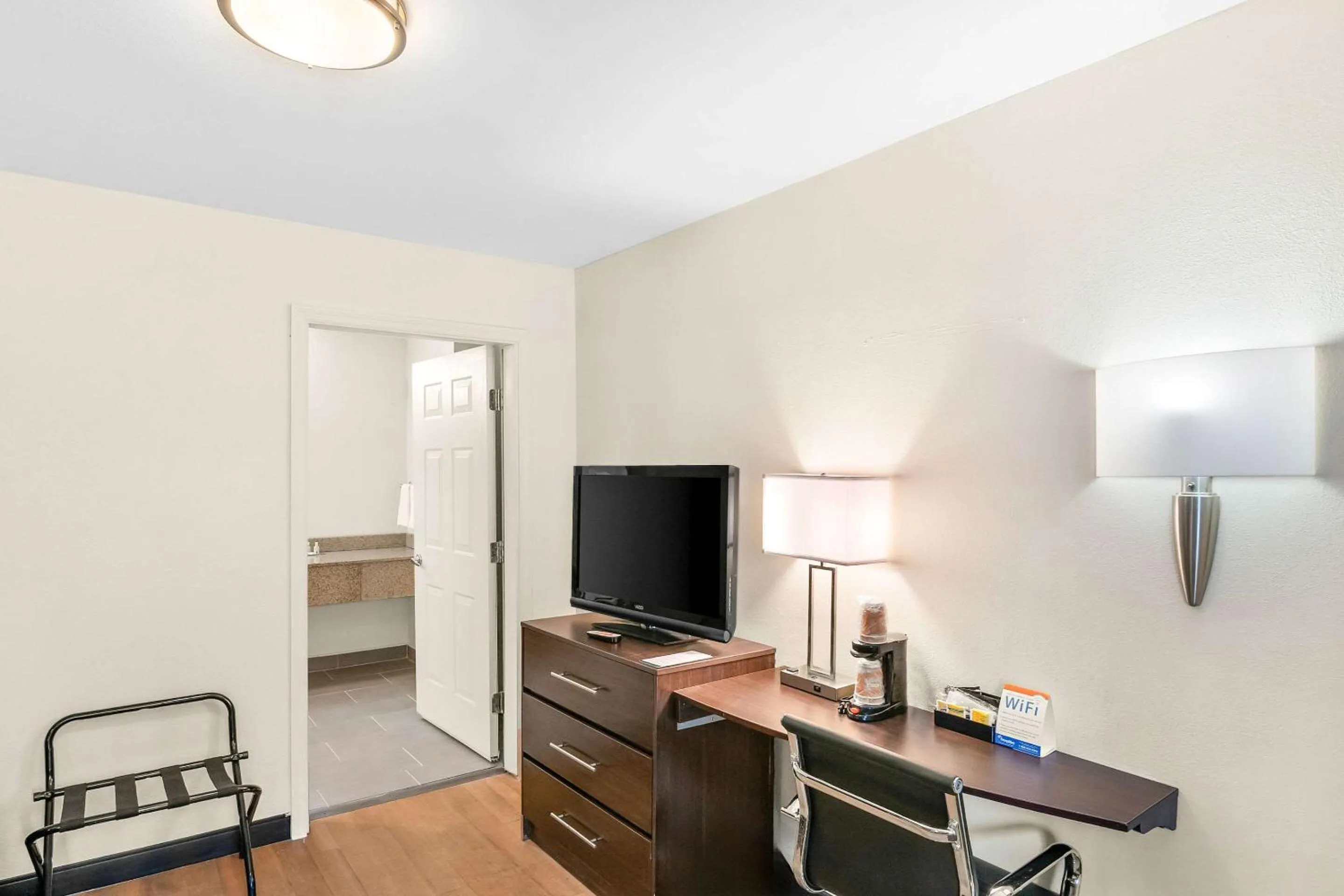 Bedroom in Red Roof Inn Glens Falls - Lake George