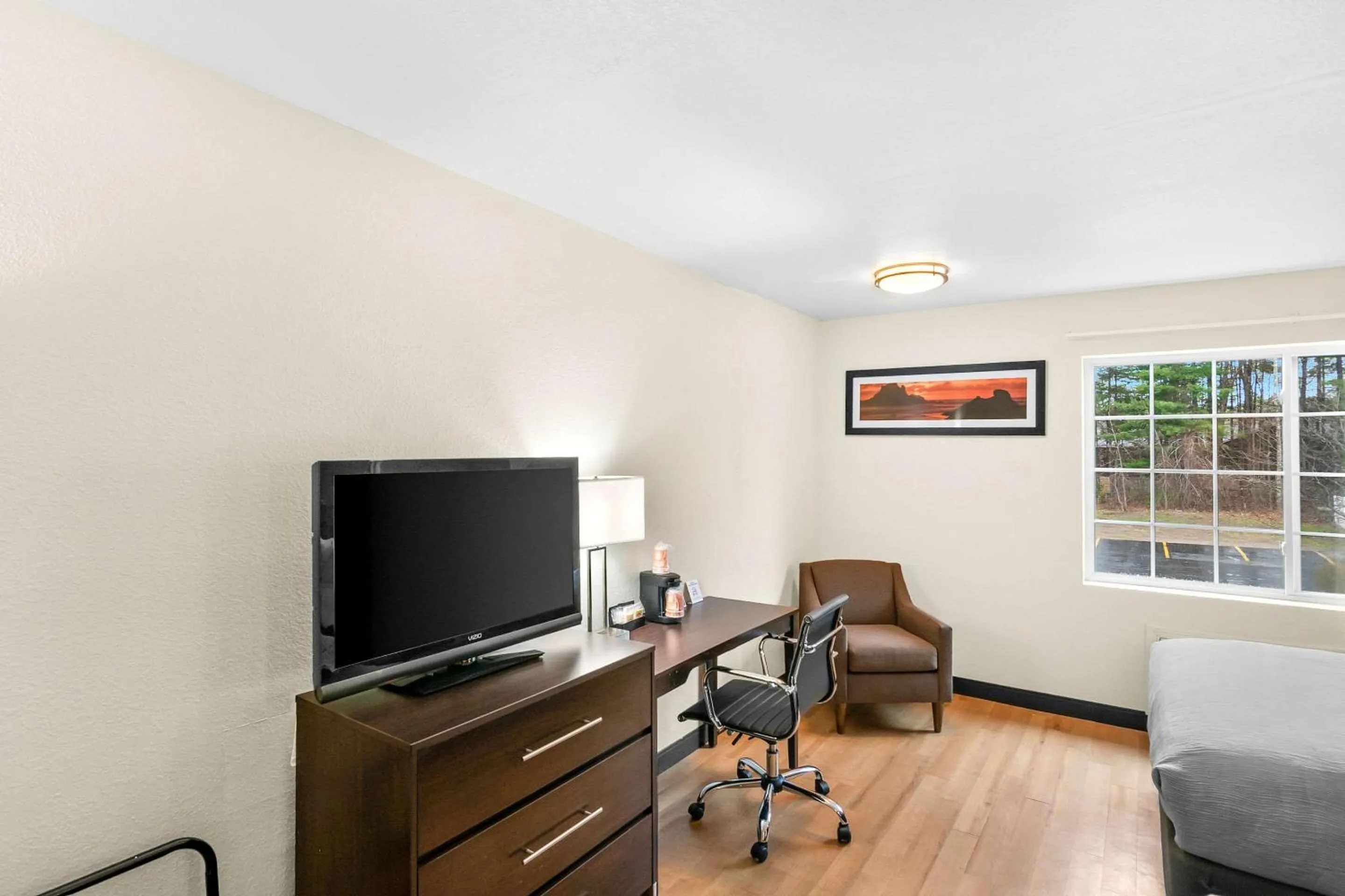Bedroom in Red Roof Inn Glens Falls - Lake George
