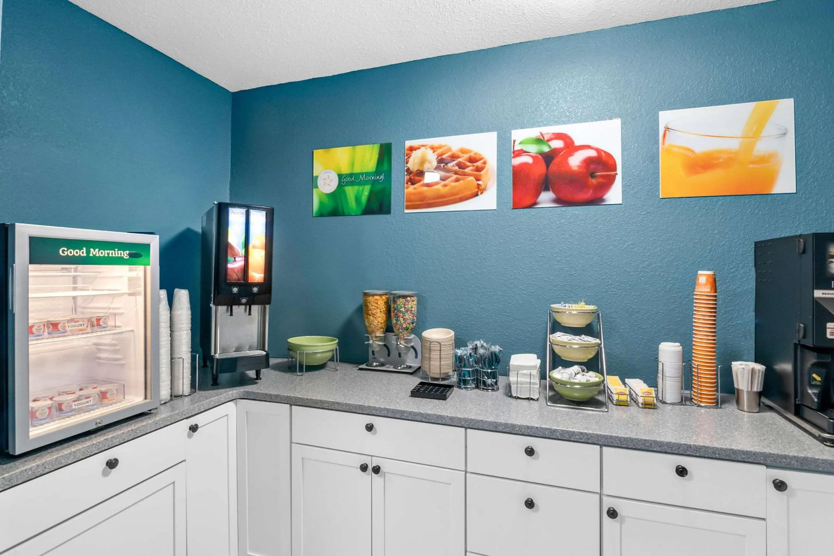 Breakfast in Red Roof Inn Glens Falls - Lake George