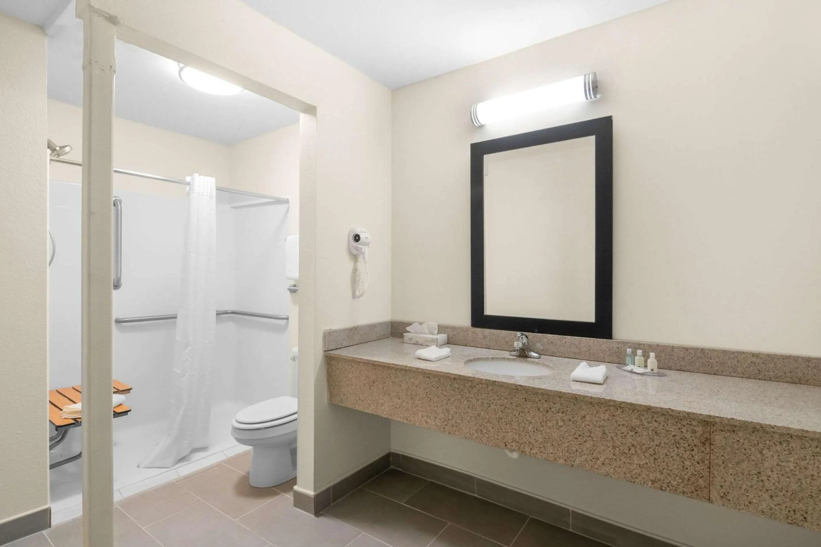 Bedroom in Red Roof Inn Glens Falls - Lake George