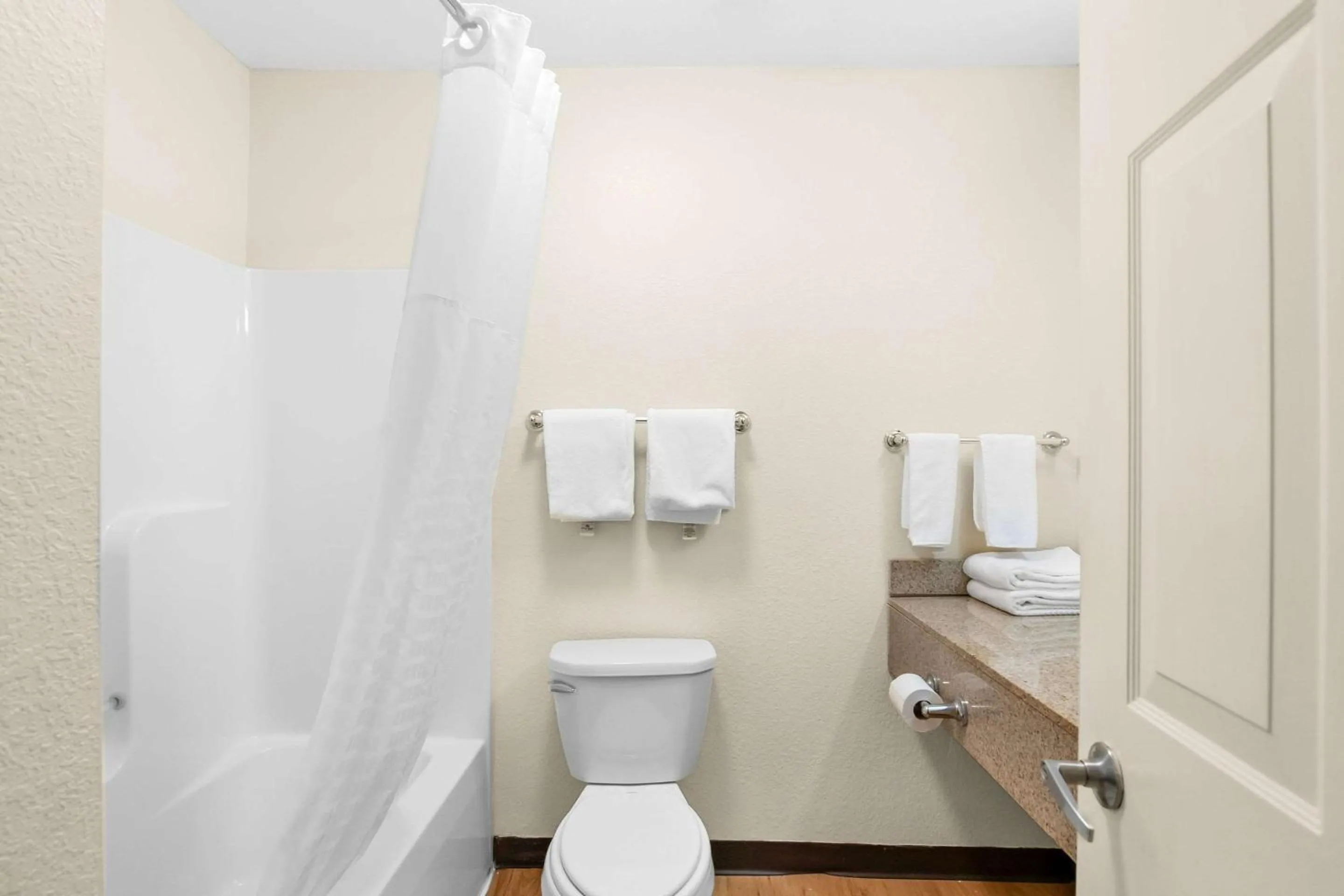 Bedroom in Red Roof Inn Glens Falls - Lake George