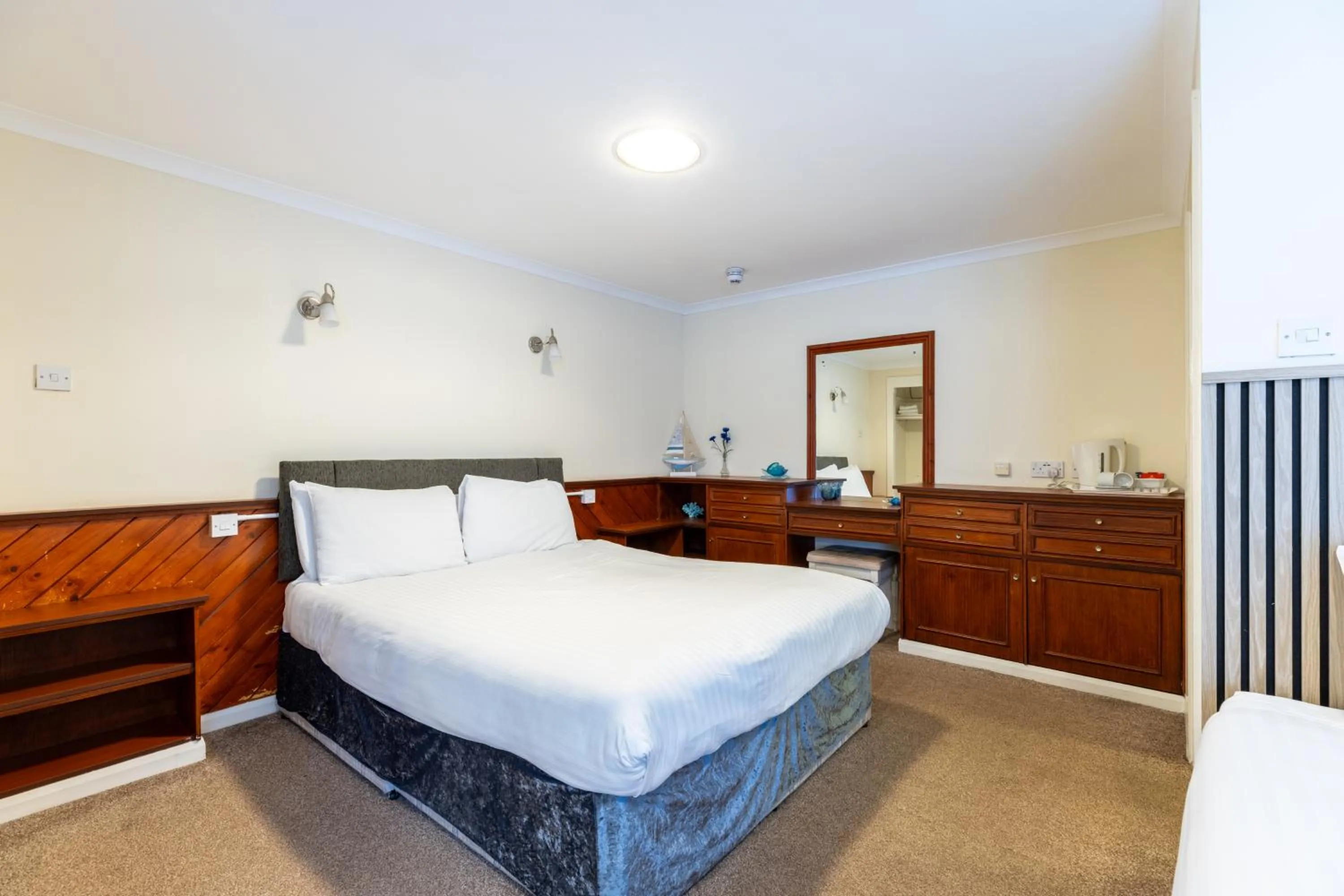 Bed in The Bein Inn Hotel & Restaurant