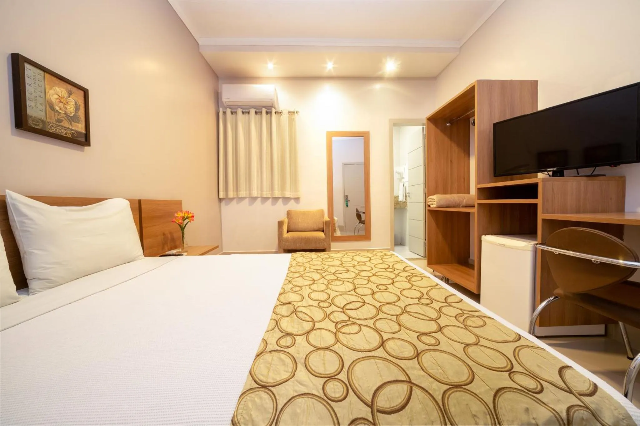 Communal lounge/ TV room, Bed in Hotel Porto Madeira