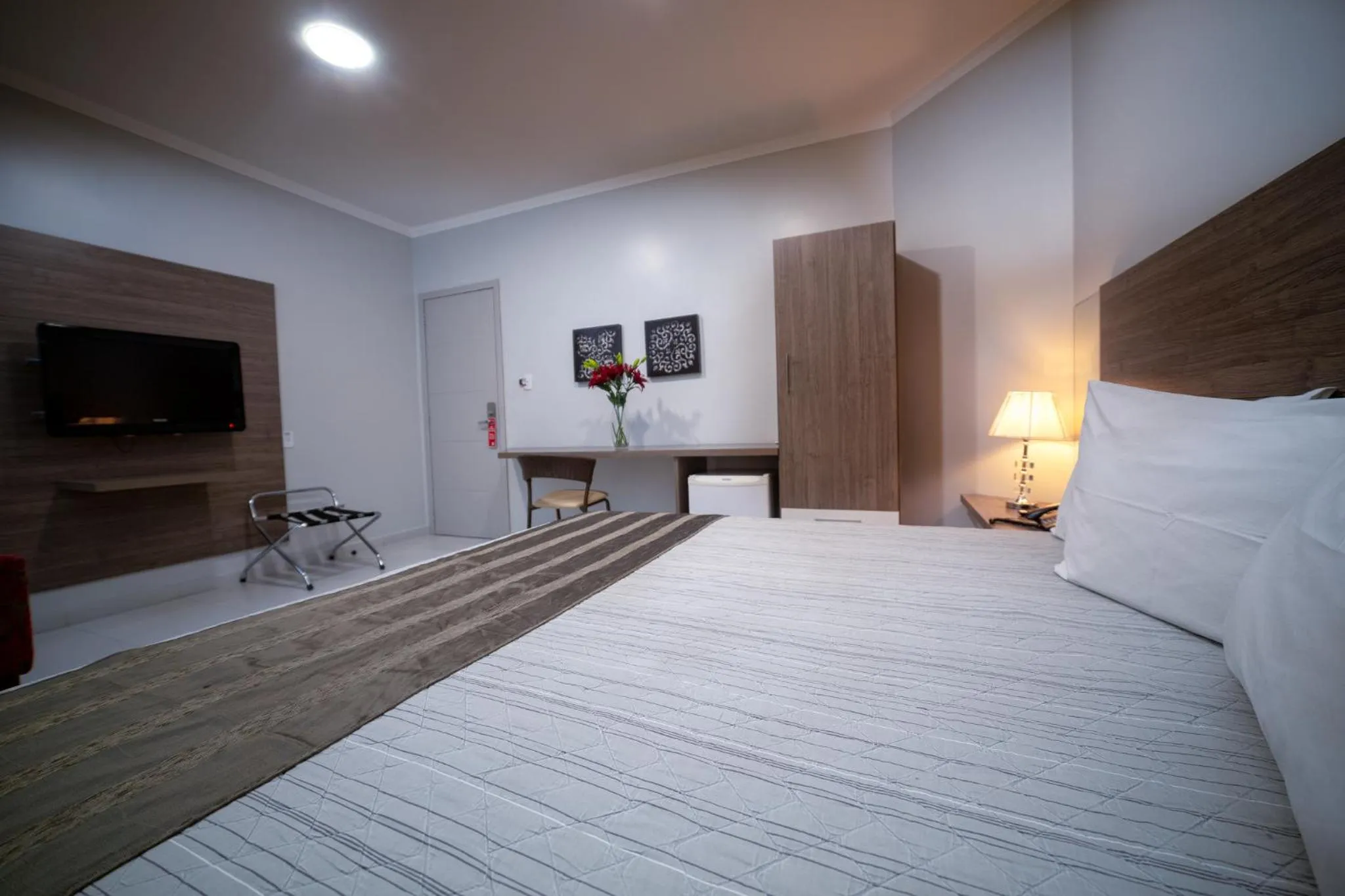 Communal lounge/ TV room, Bed in Hotel Porto Madeira