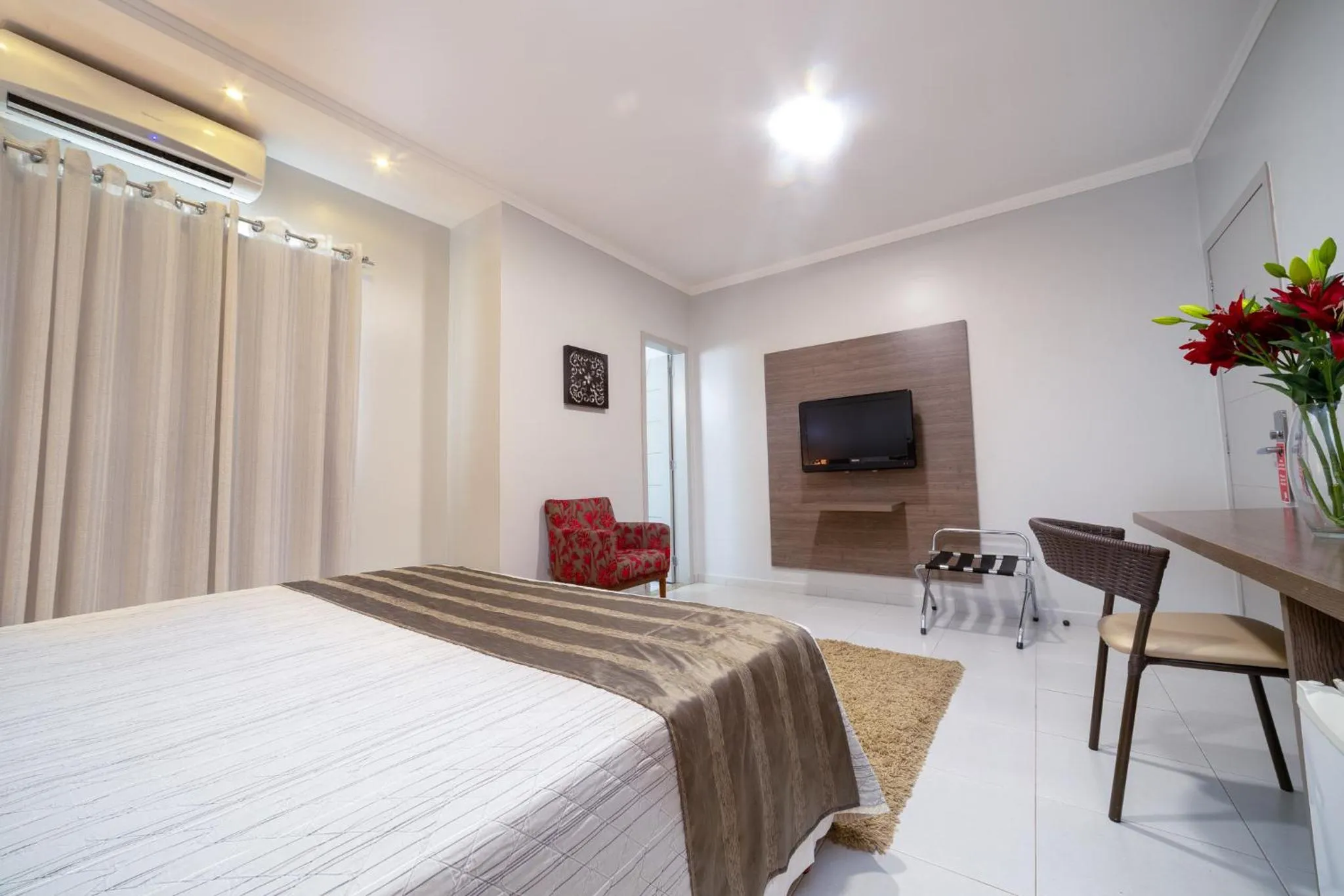 Communal lounge/ TV room, Bed in Hotel Porto Madeira