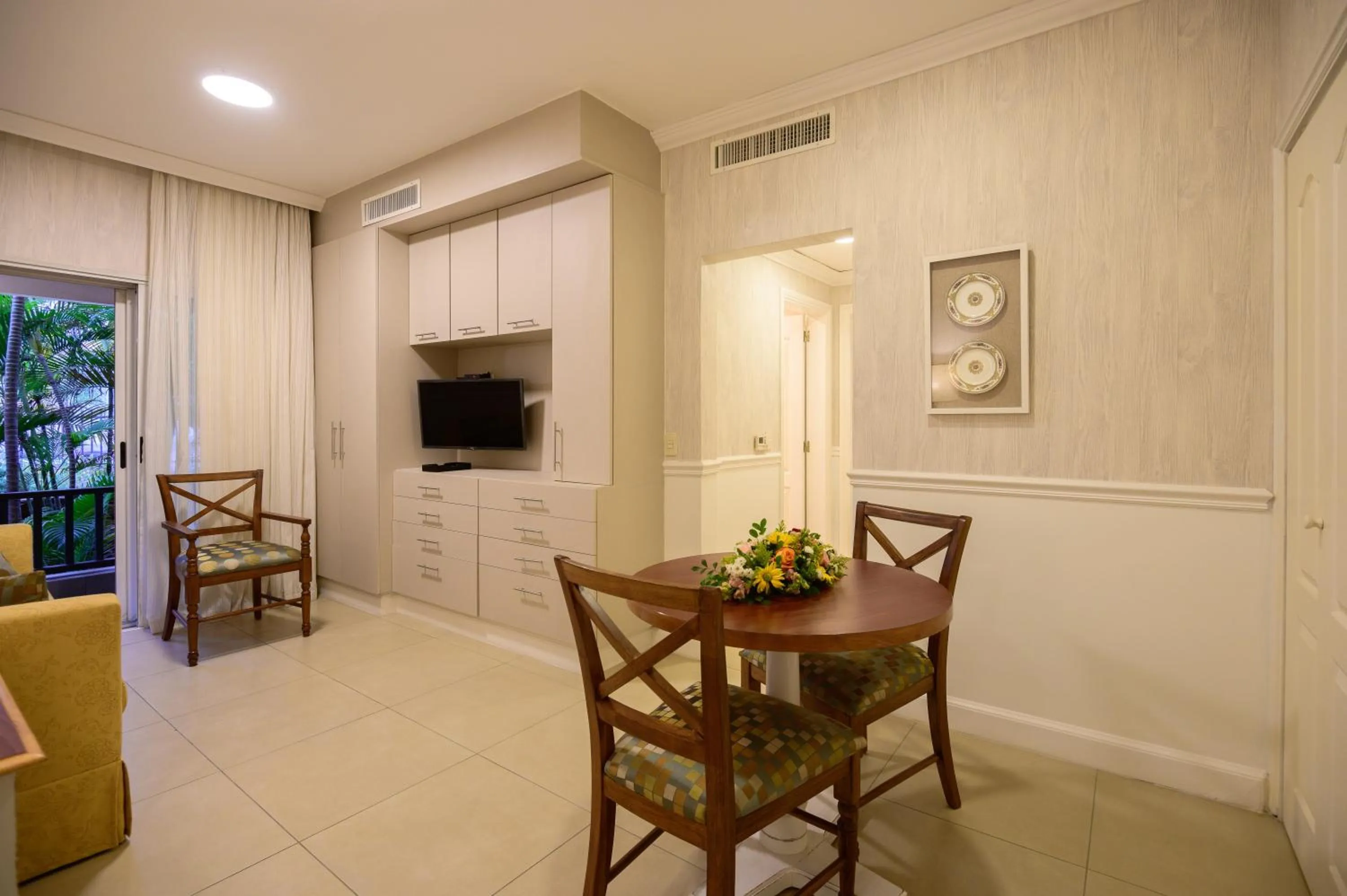 Communal lounge/ TV room in Hotel Villa Morra Suites