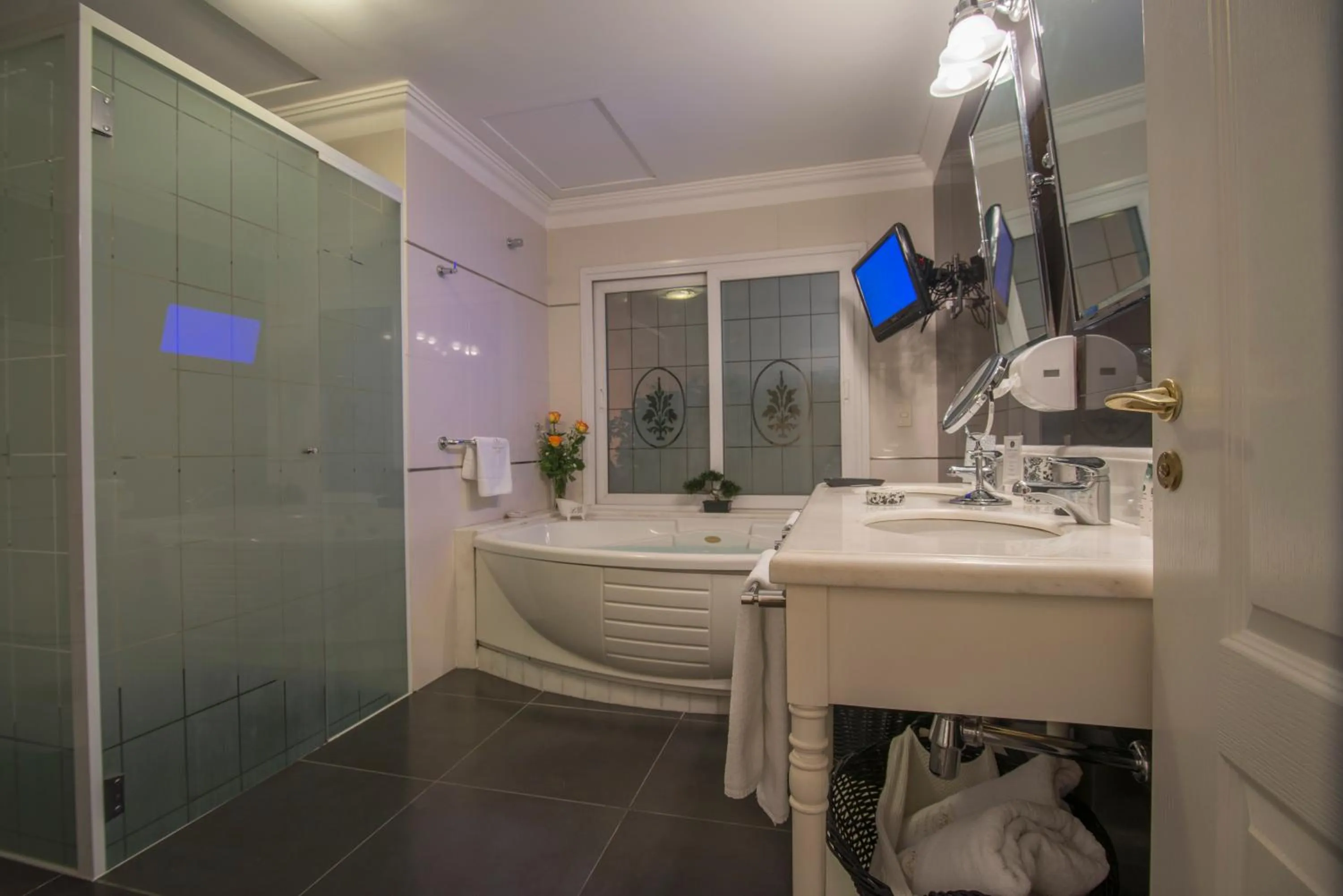 Bathroom in Hotel Villa Morra Suites