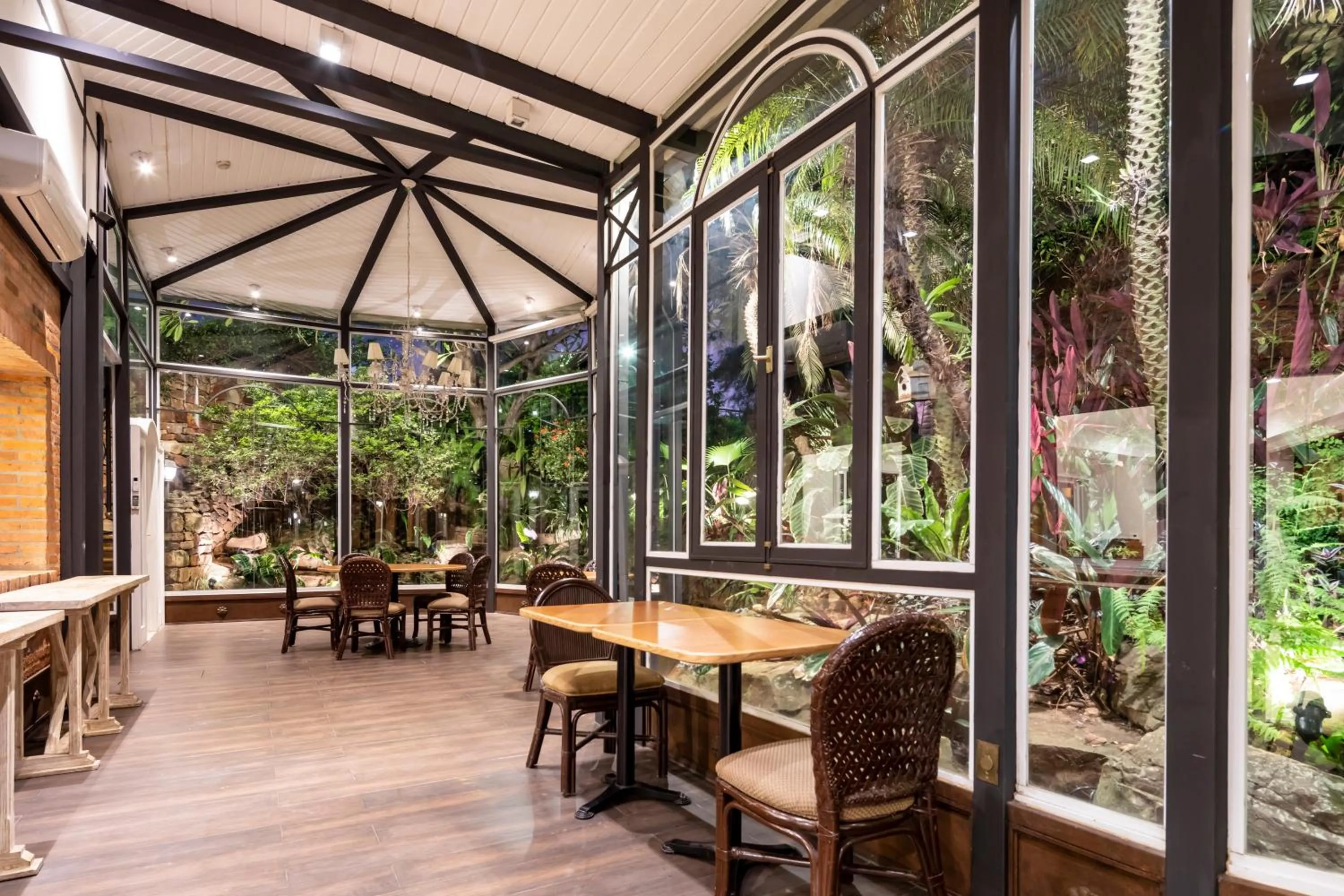 Restaurant/places to eat in Hotel Villa Morra Suites