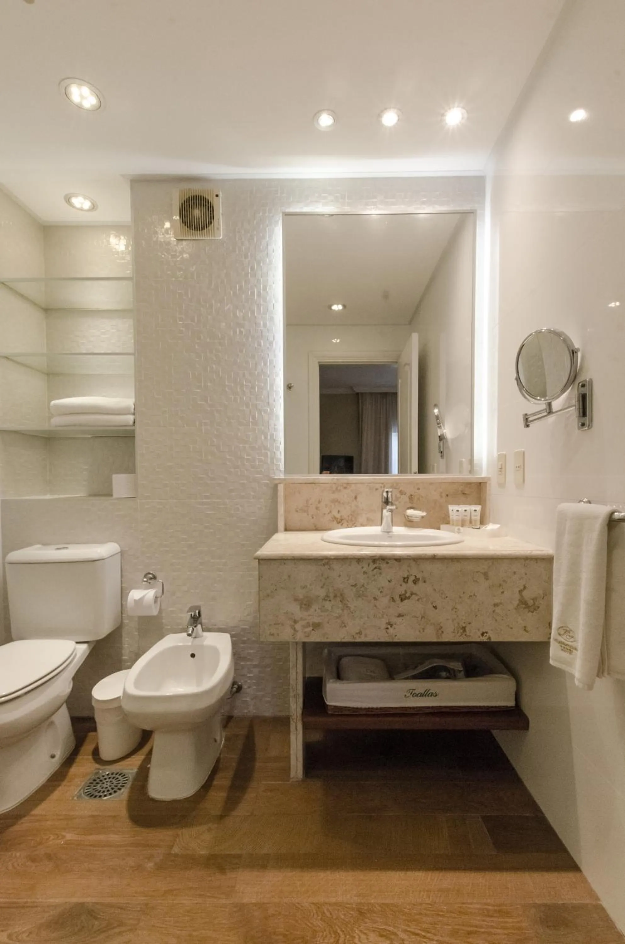Toilet in Hotel Villa Morra Suites