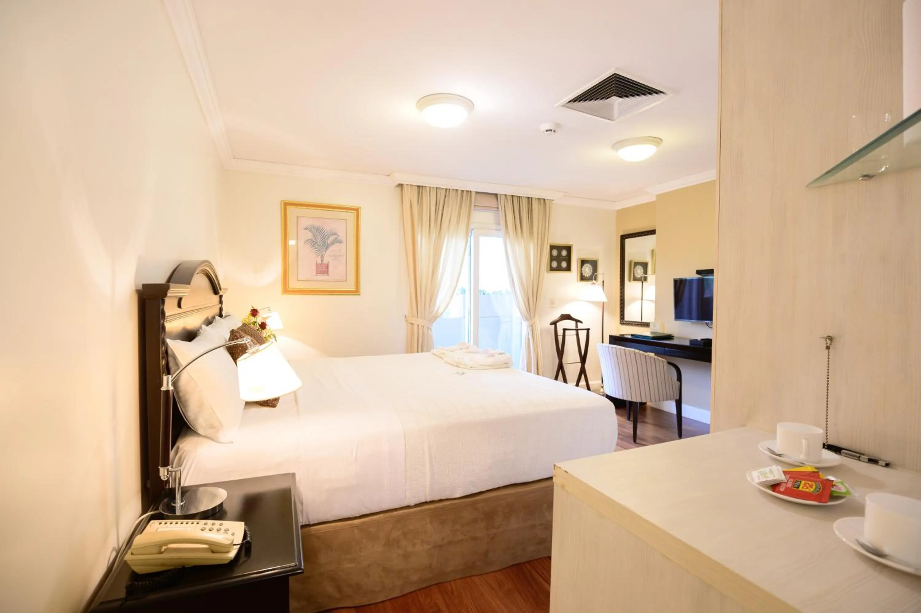 Bedroom, Bed in Hotel Villa Morra Suites