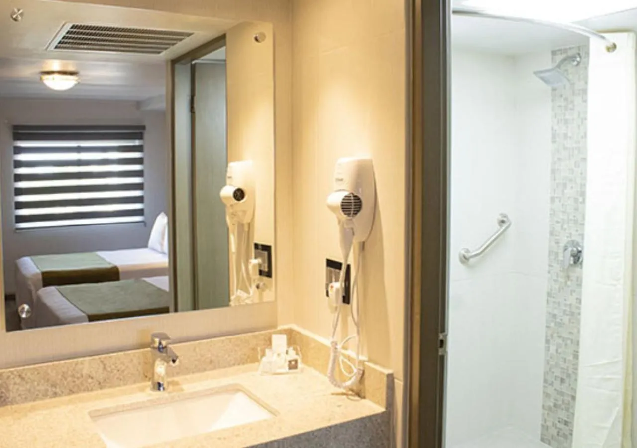 Bathroom, Bed in Hotel Calafia