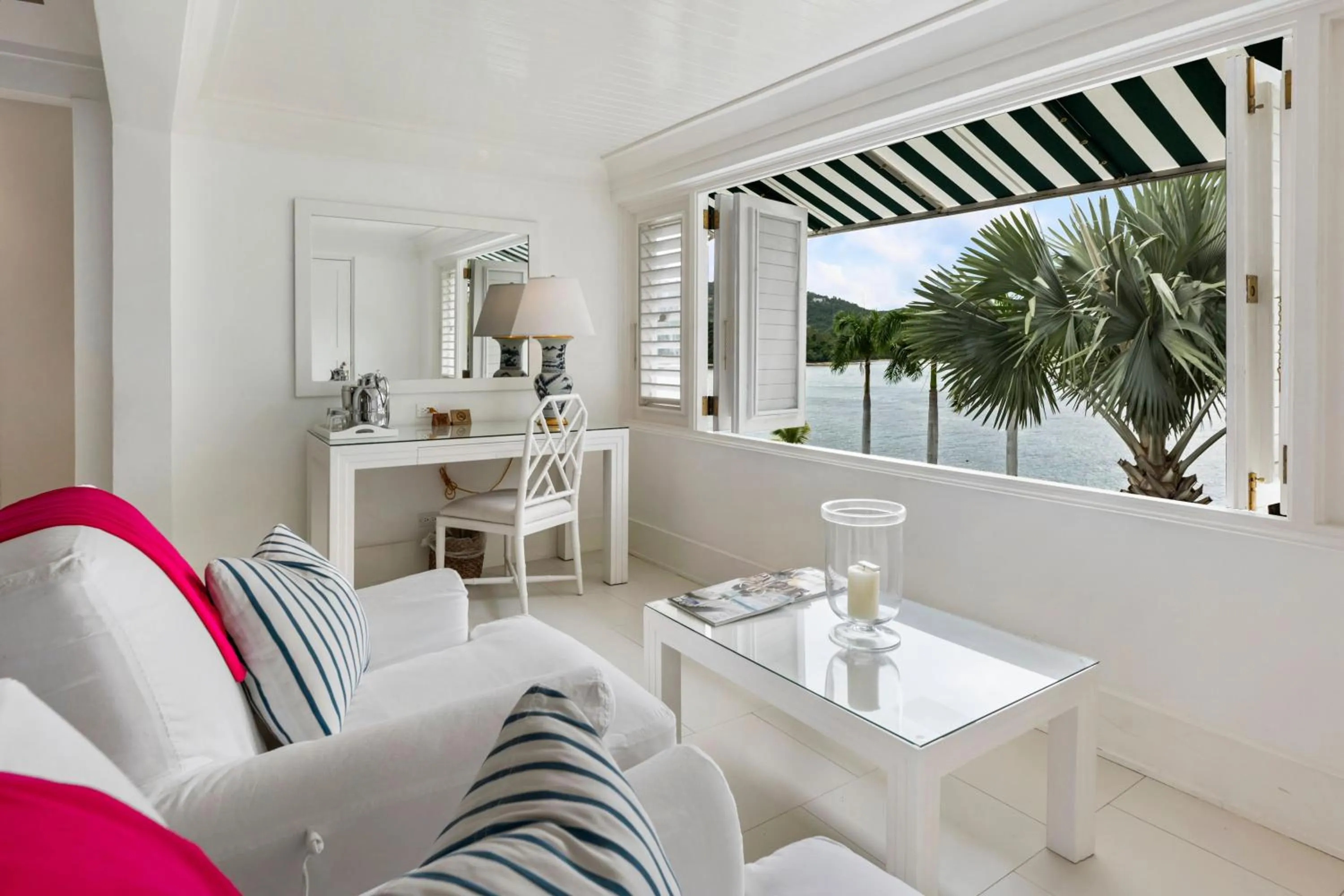 Seating area in Round Hill Hotel & Villas