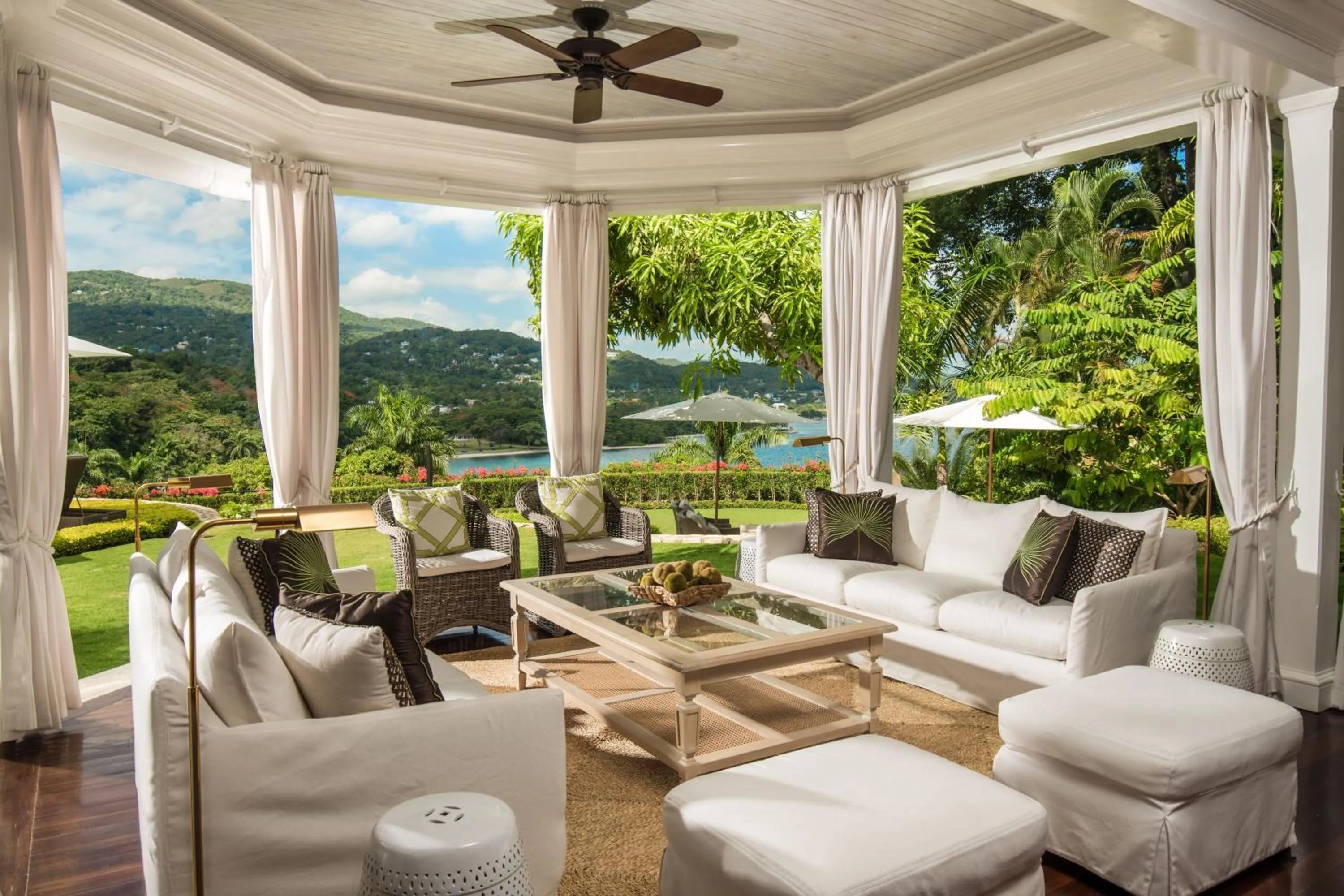 Seating area in Round Hill Hotel & Villas