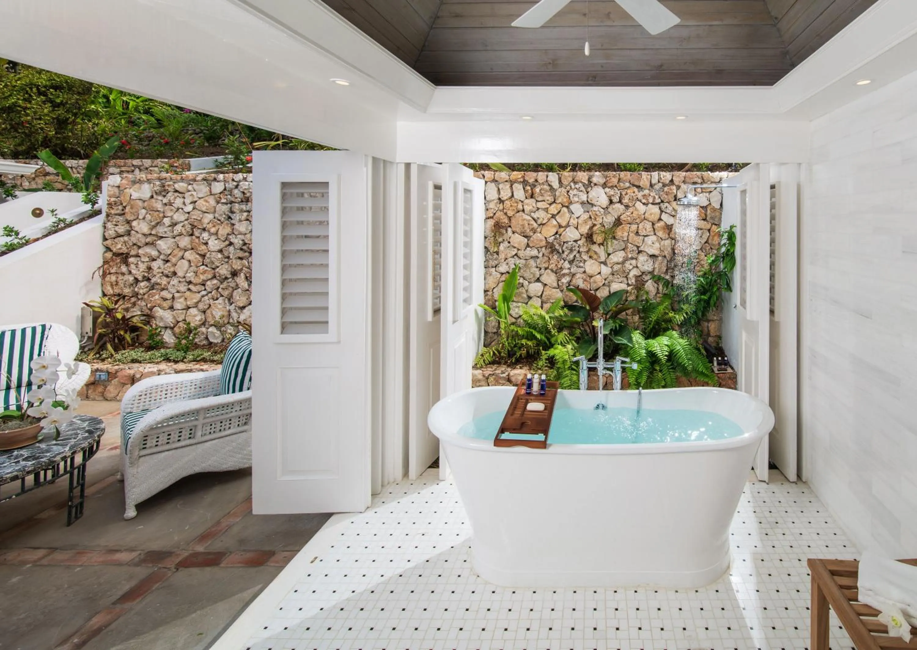 Bath, Bed in Round Hill Hotel & Villas