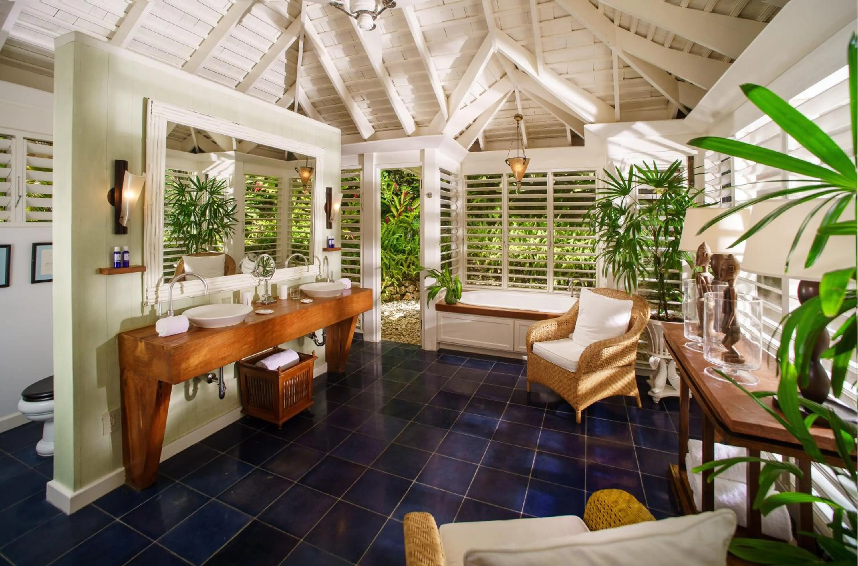 Bathroom in Round Hill Hotel & Villas