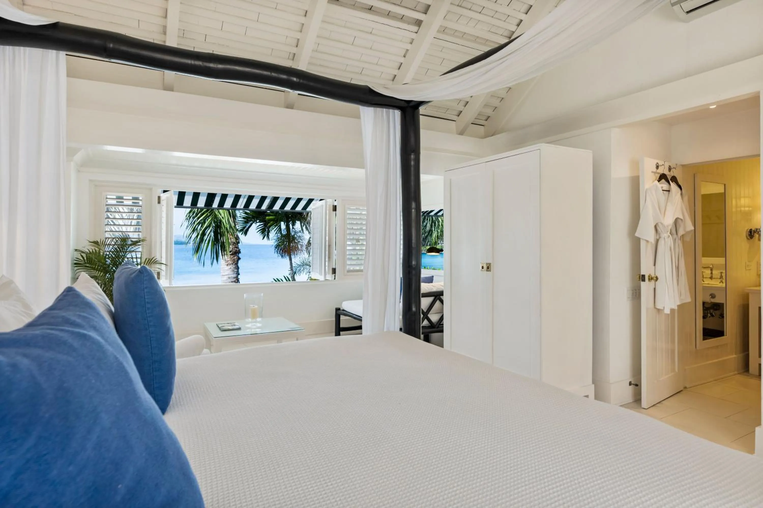 Bedroom, Bed in Round Hill Hotel & Villas