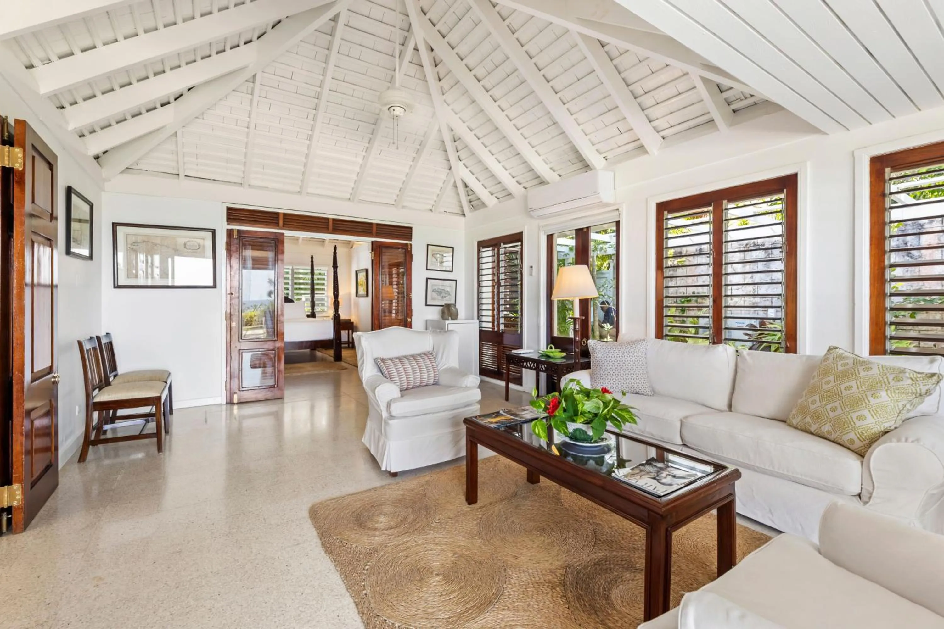 Library in Round Hill Hotel & Villas