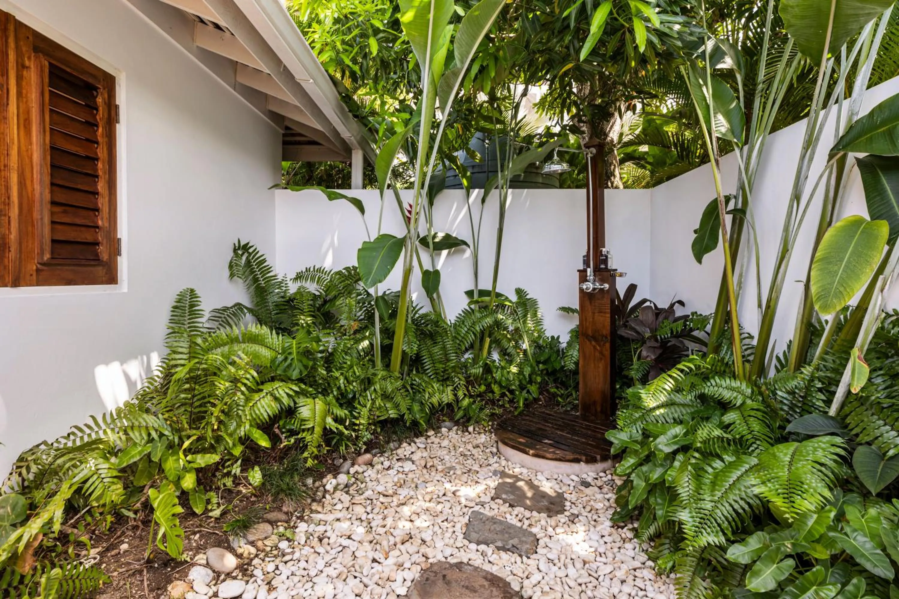 Shower in Round Hill Hotel & Villas