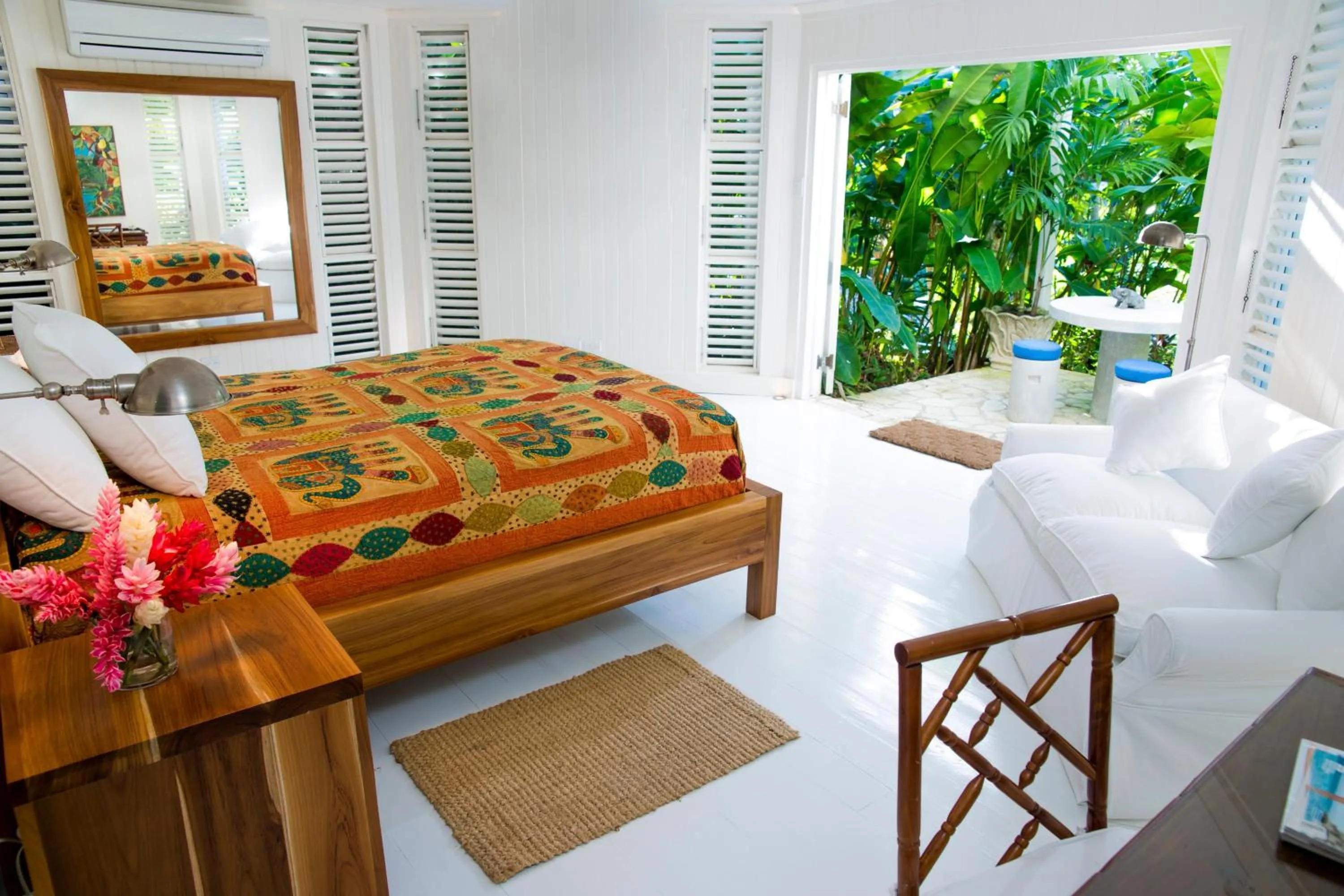 Bedroom, Bed in Round Hill Hotel & Villas