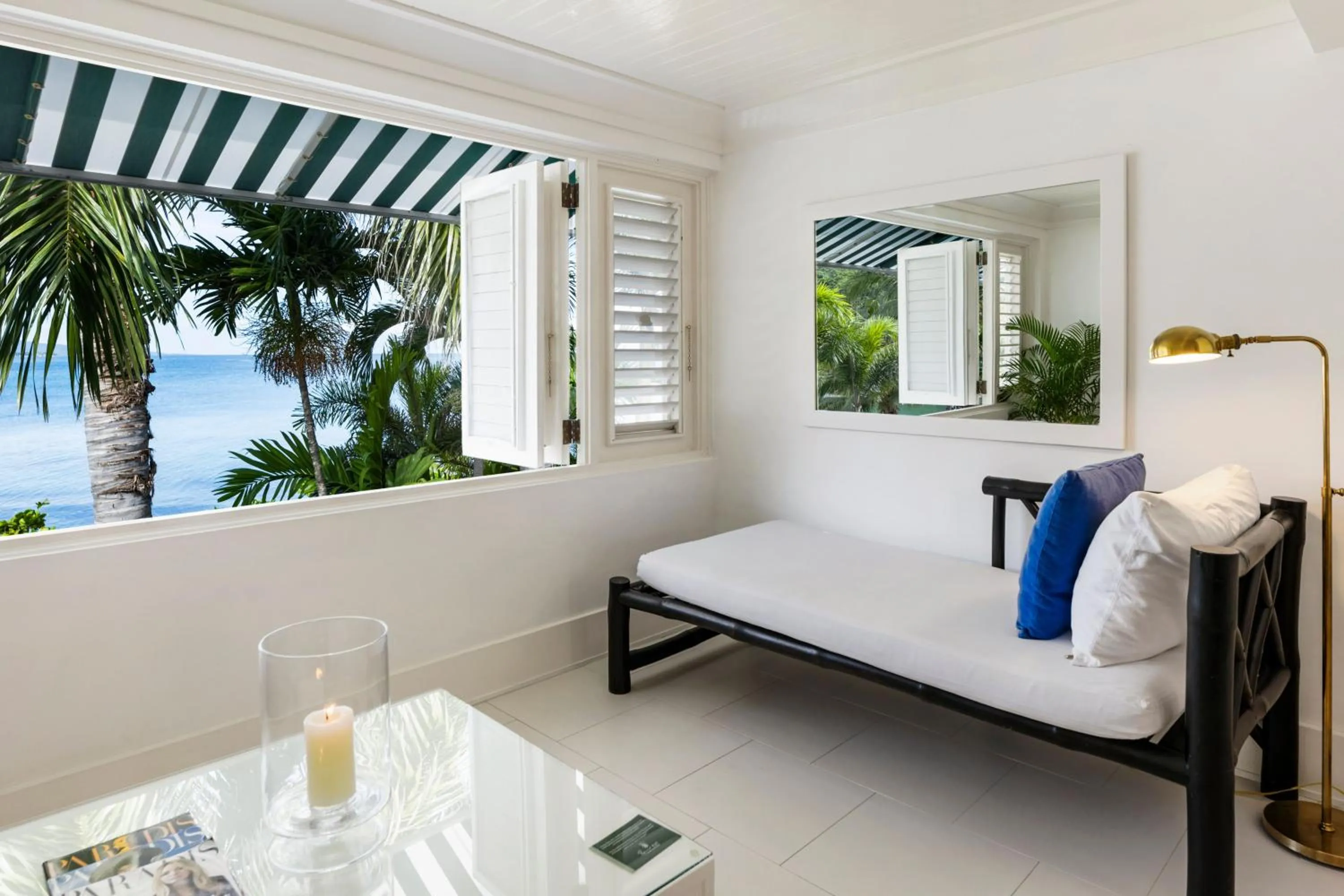 Seating area, Bed in Round Hill Hotel & Villas