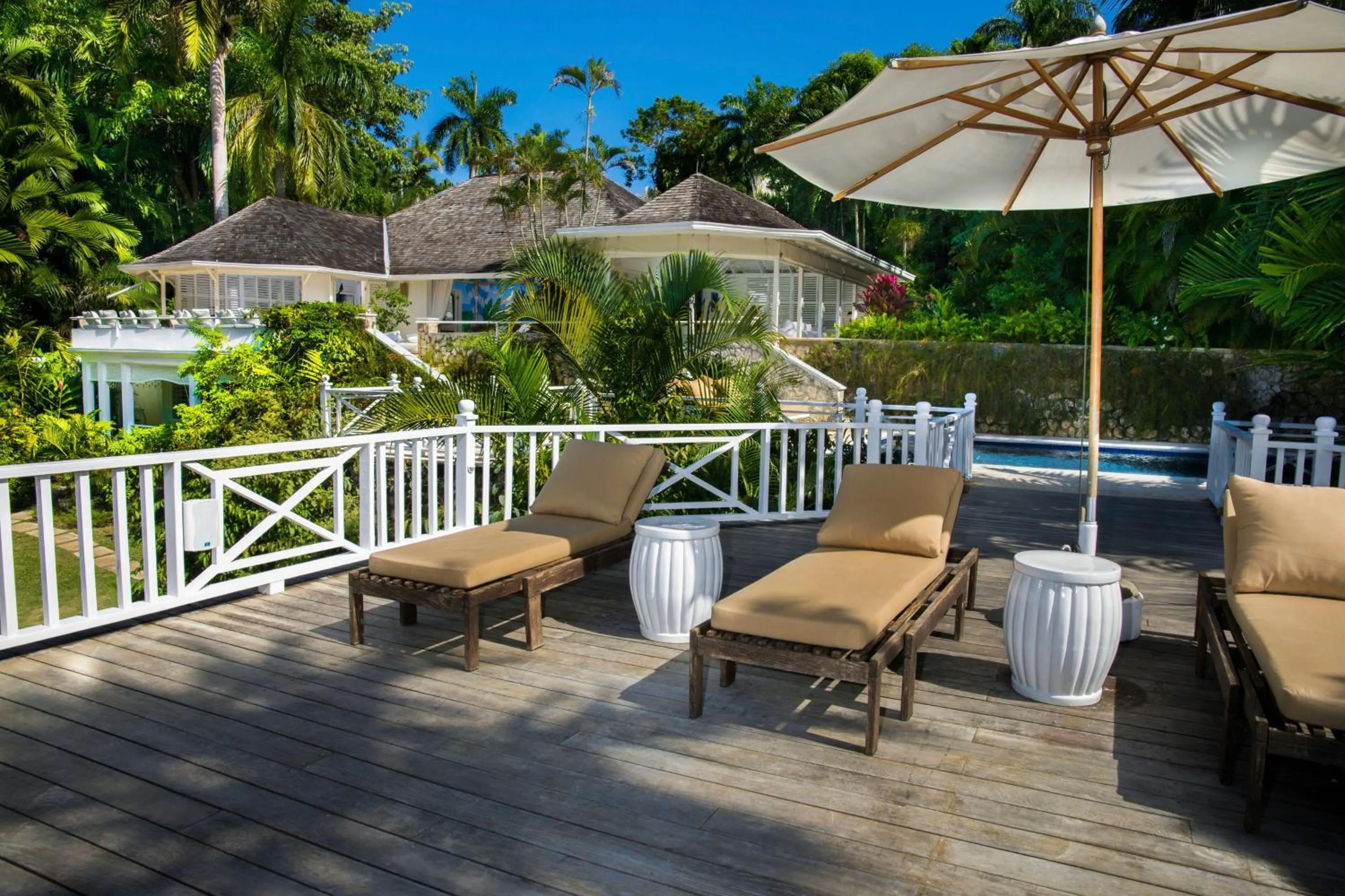Seating area in Round Hill Hotel & Villas