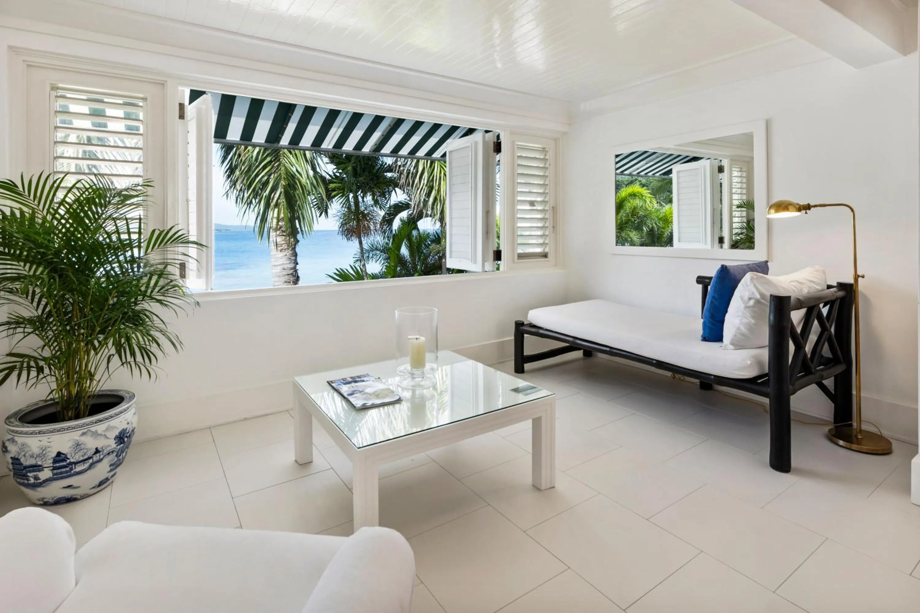 Seating area in Round Hill Hotel & Villas