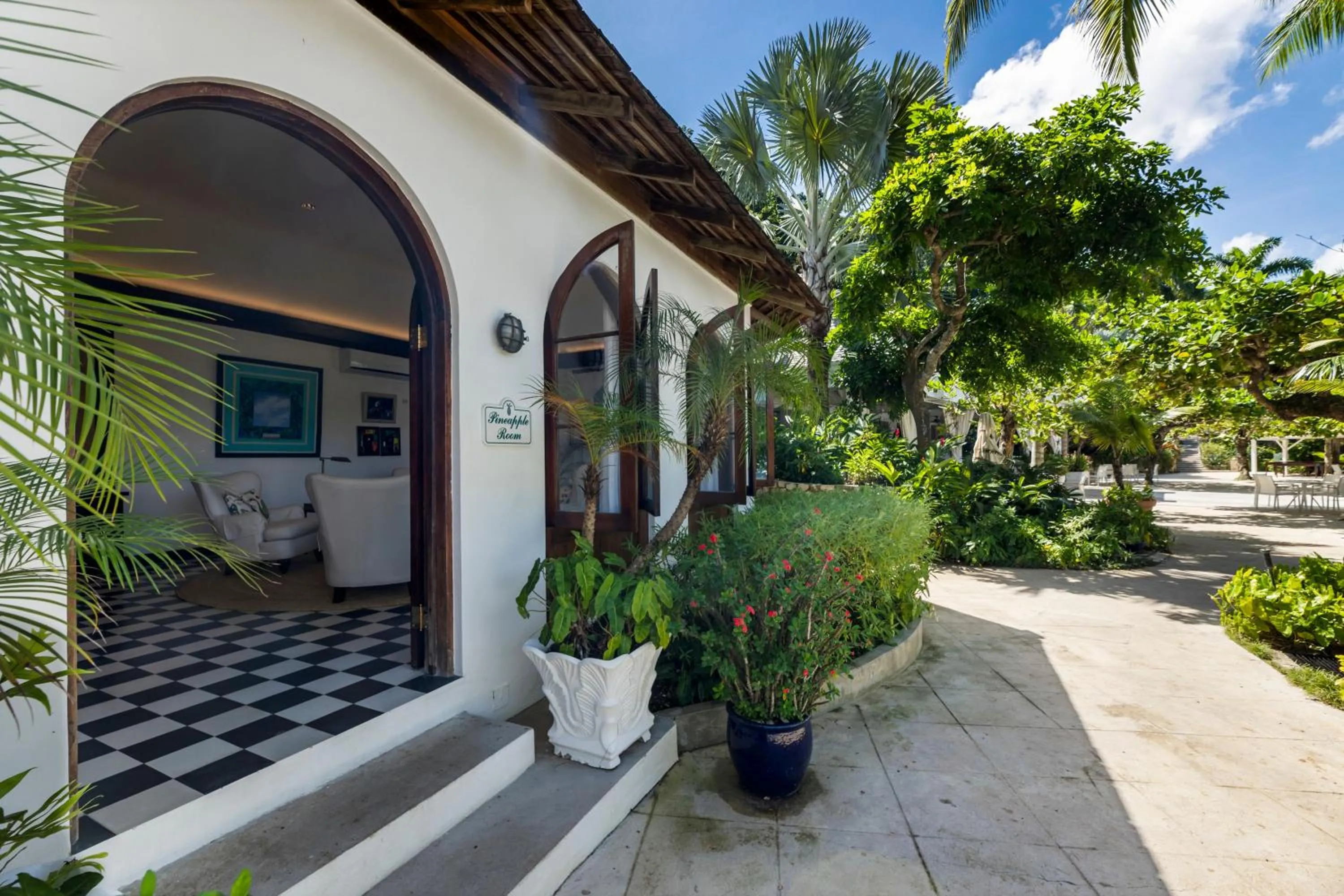 Communal lounge/ TV room in Round Hill Hotel & Villas