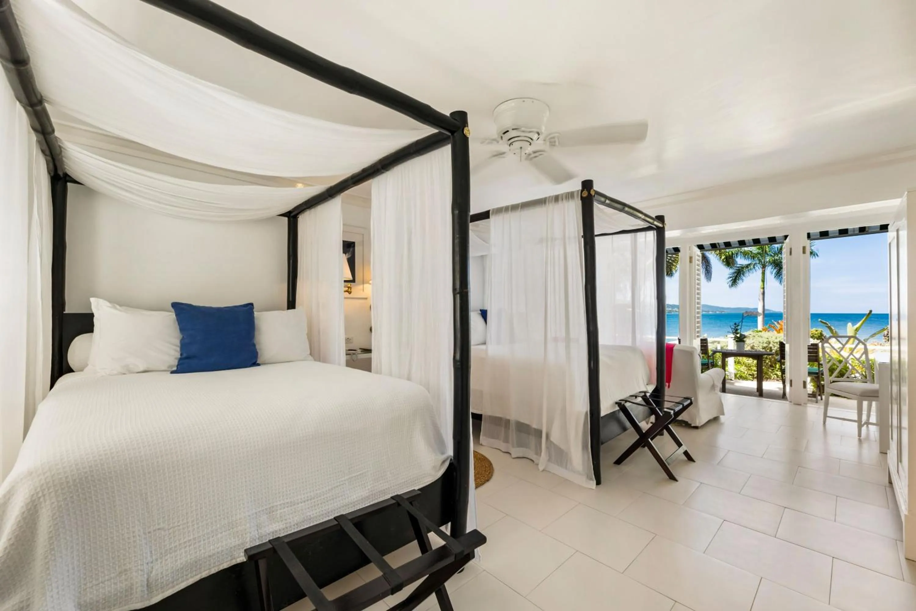 Bed in Round Hill Hotel & Villas