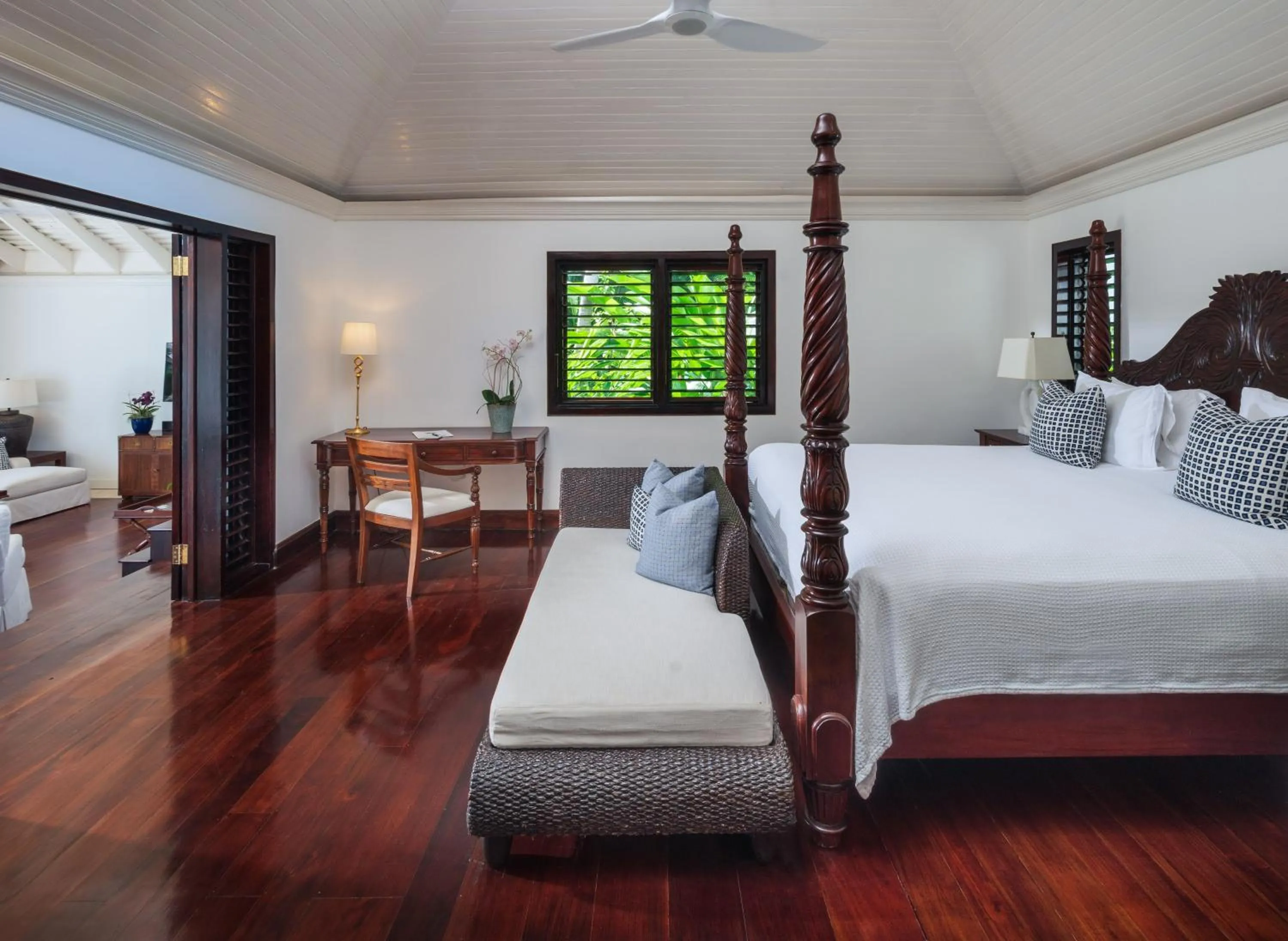 Bedroom, Bed in Round Hill Hotel & Villas