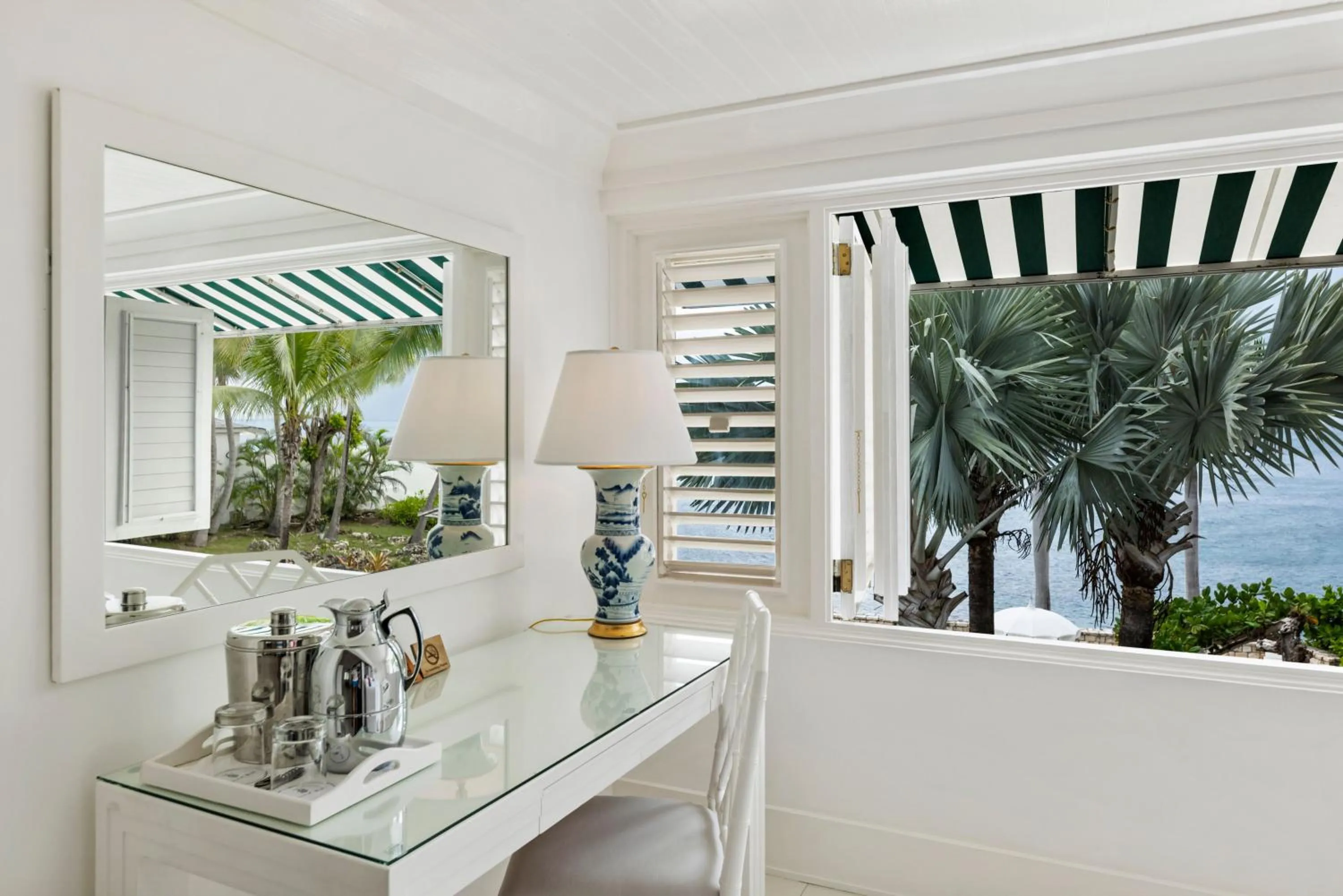 Seating area in Round Hill Hotel & Villas