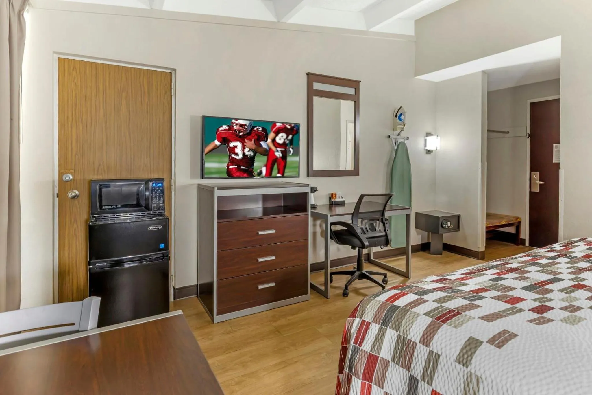 Bedroom, Bed in Red Roof Inn Lumberton