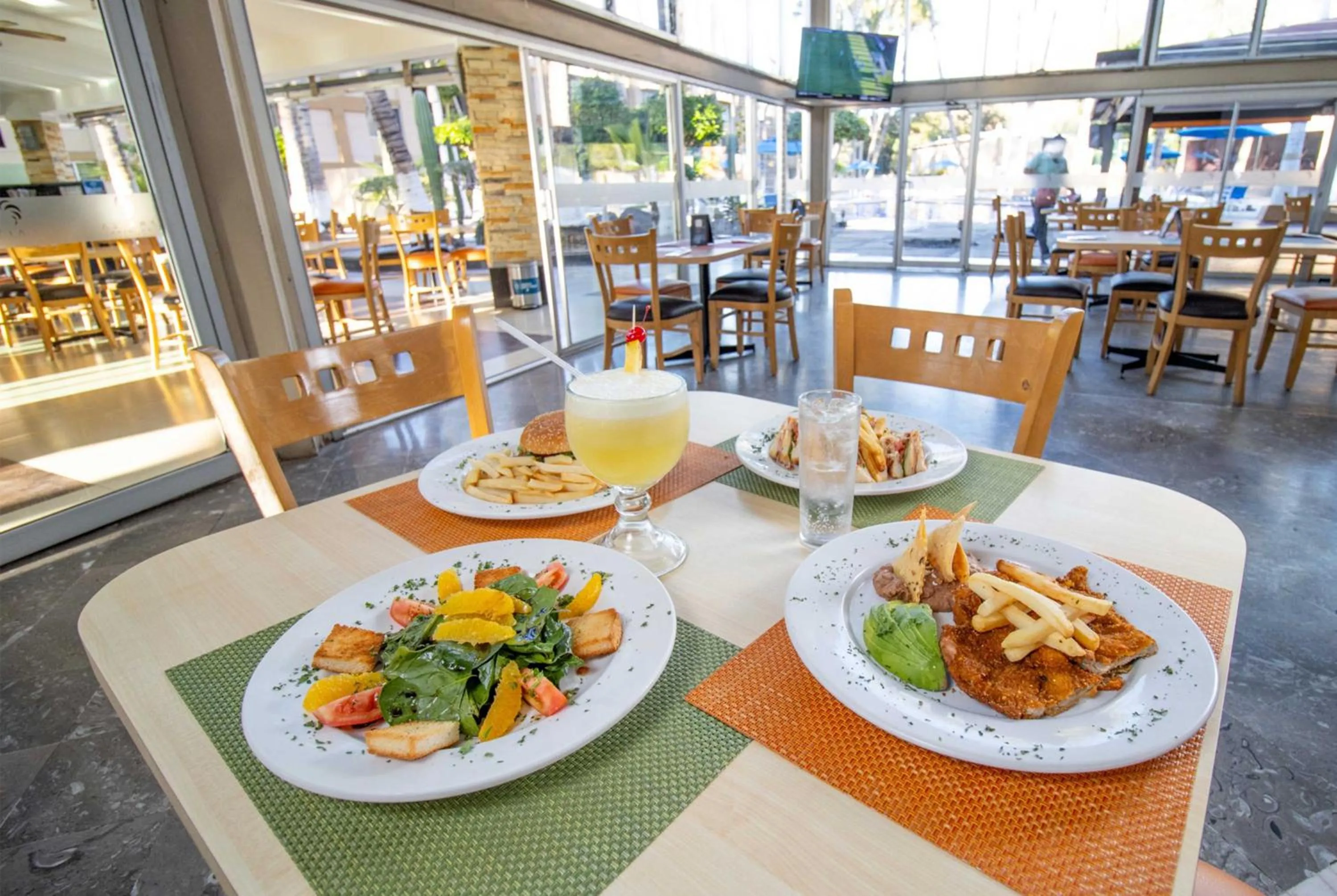 Restaurant/places to eat in Araiza Palmira Hotel y Centro de Convenciones