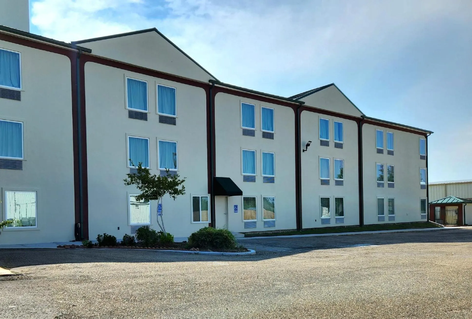 Property building in Days Inn by Wyndham LaPlace- New Orleans
