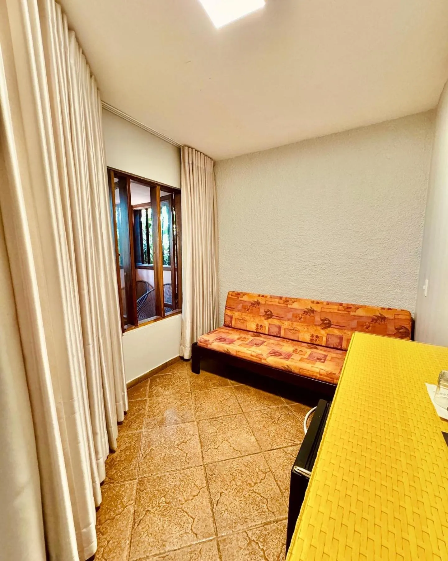 Living room, Bed in Pousada Casa das Flores