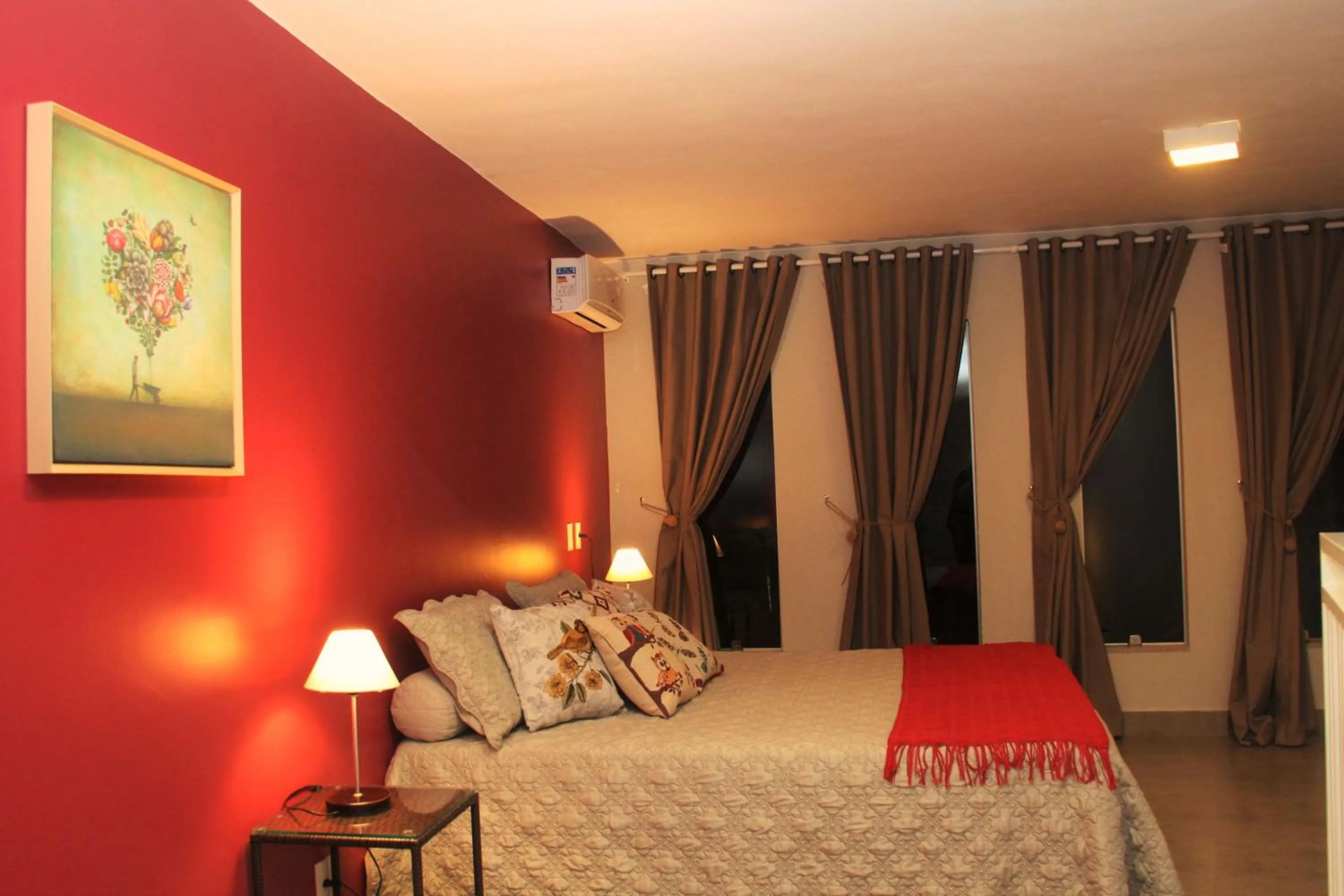 Photo of the whole room, Bed in Pousada Casa das Flores