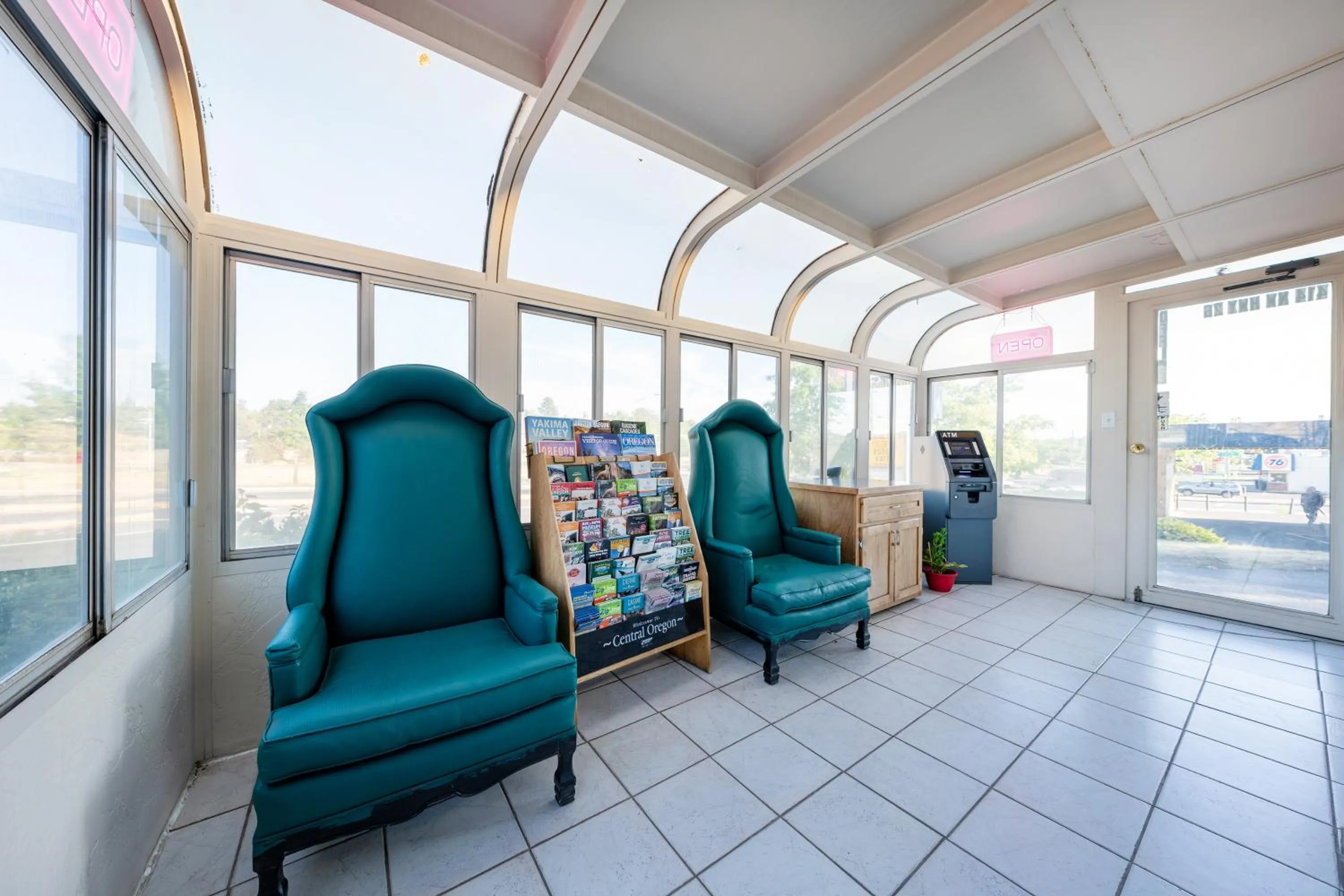 Lobby or reception in Juniper Motel Madras by Townhouse