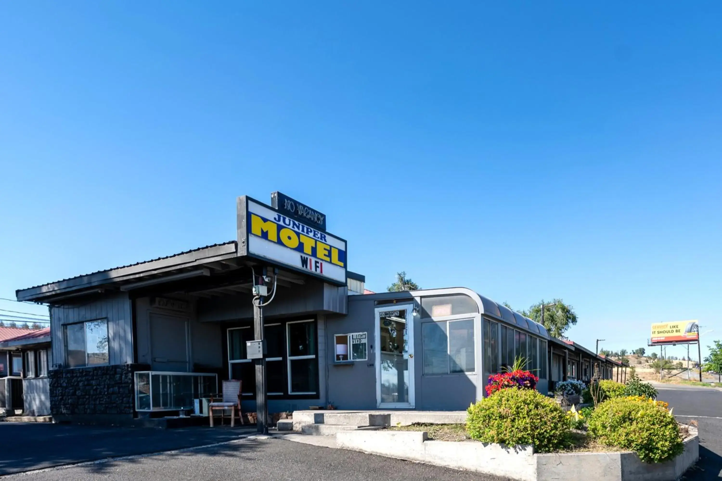 Property building in Juniper Motel Madras by Townhouse Property building in Juniper Motel Madras by Townhouse