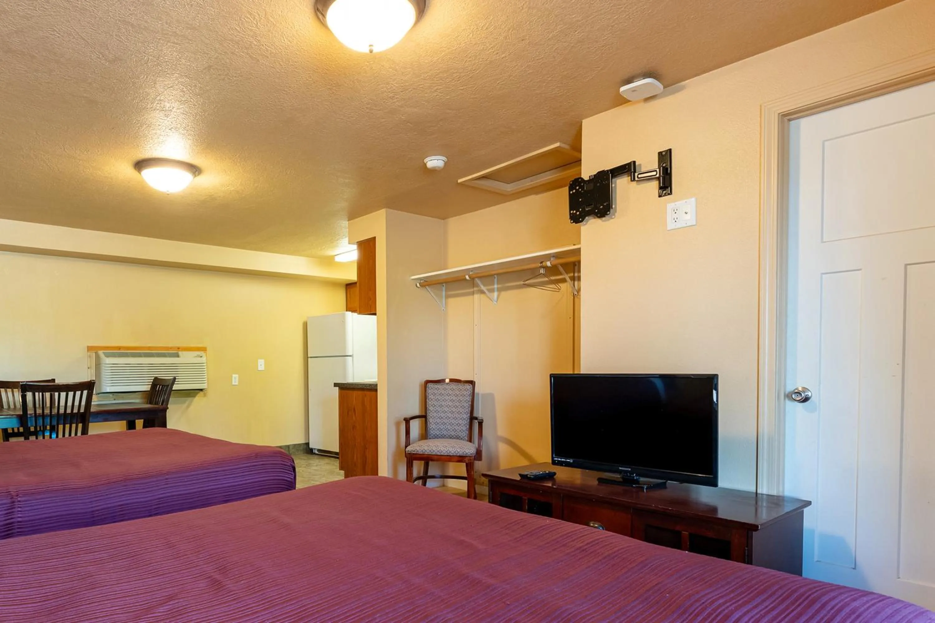 Bedroom, Bed in Juniper Motel Madras by Townhouse