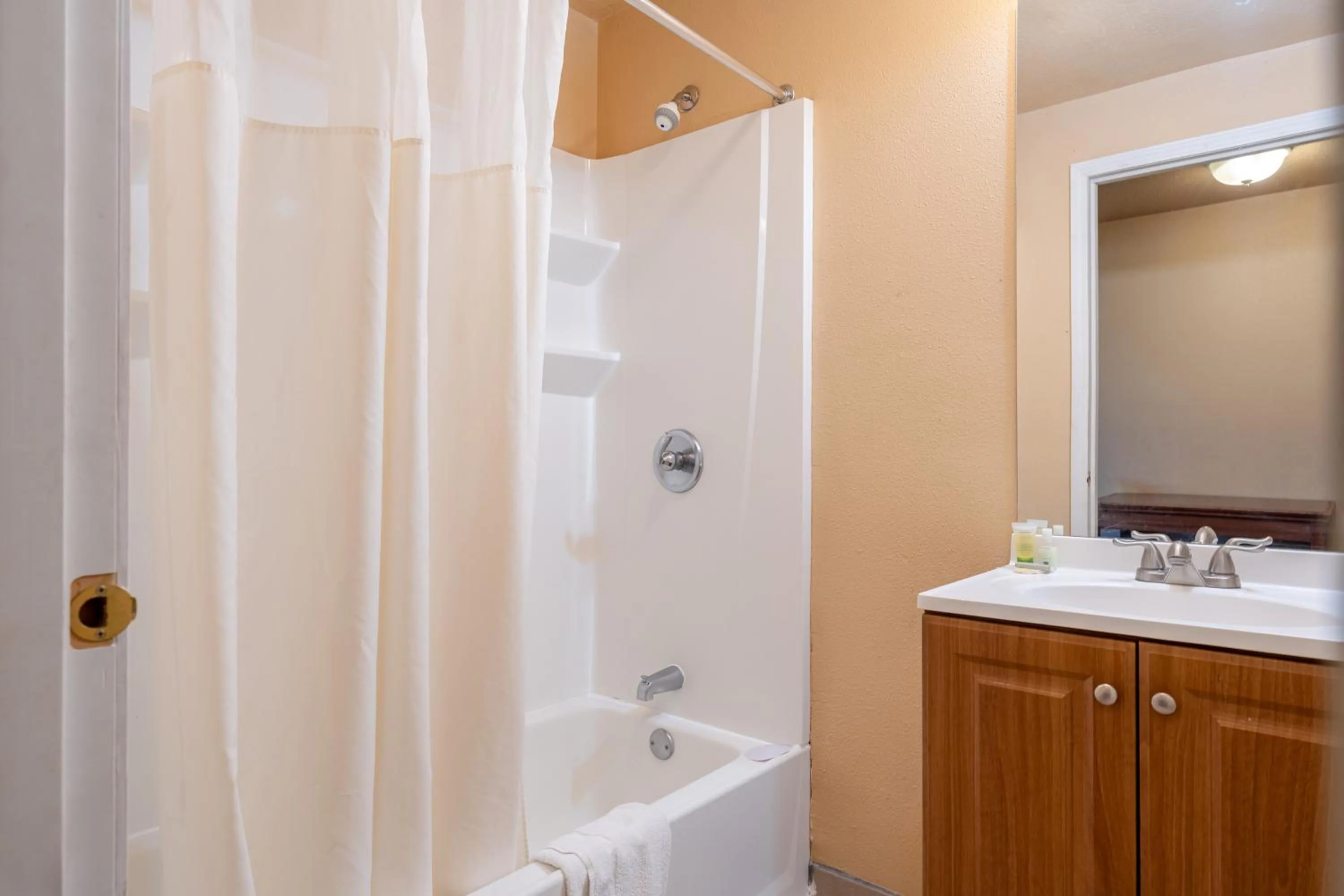Bathroom in Juniper Motel Madras by Townhouse