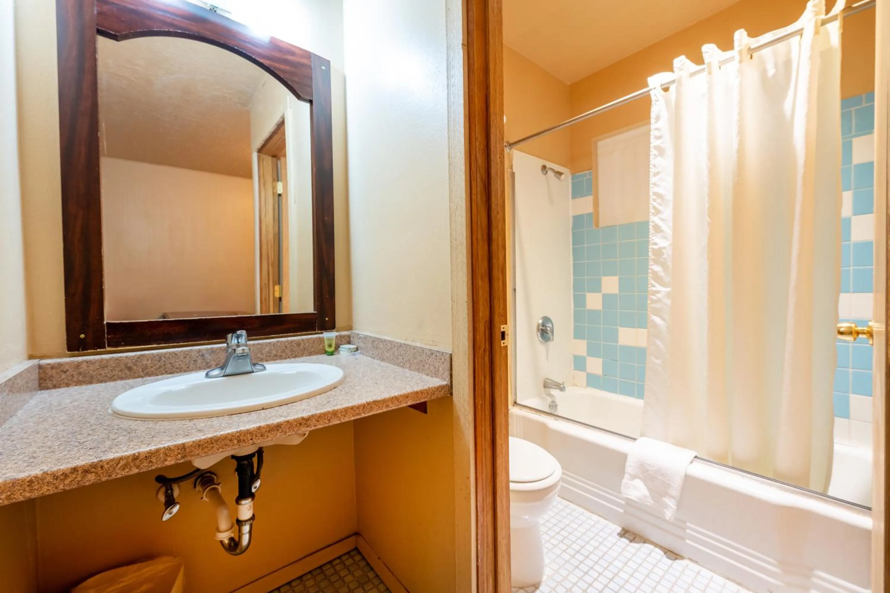 Bathroom in Juniper Motel Madras by Townhouse