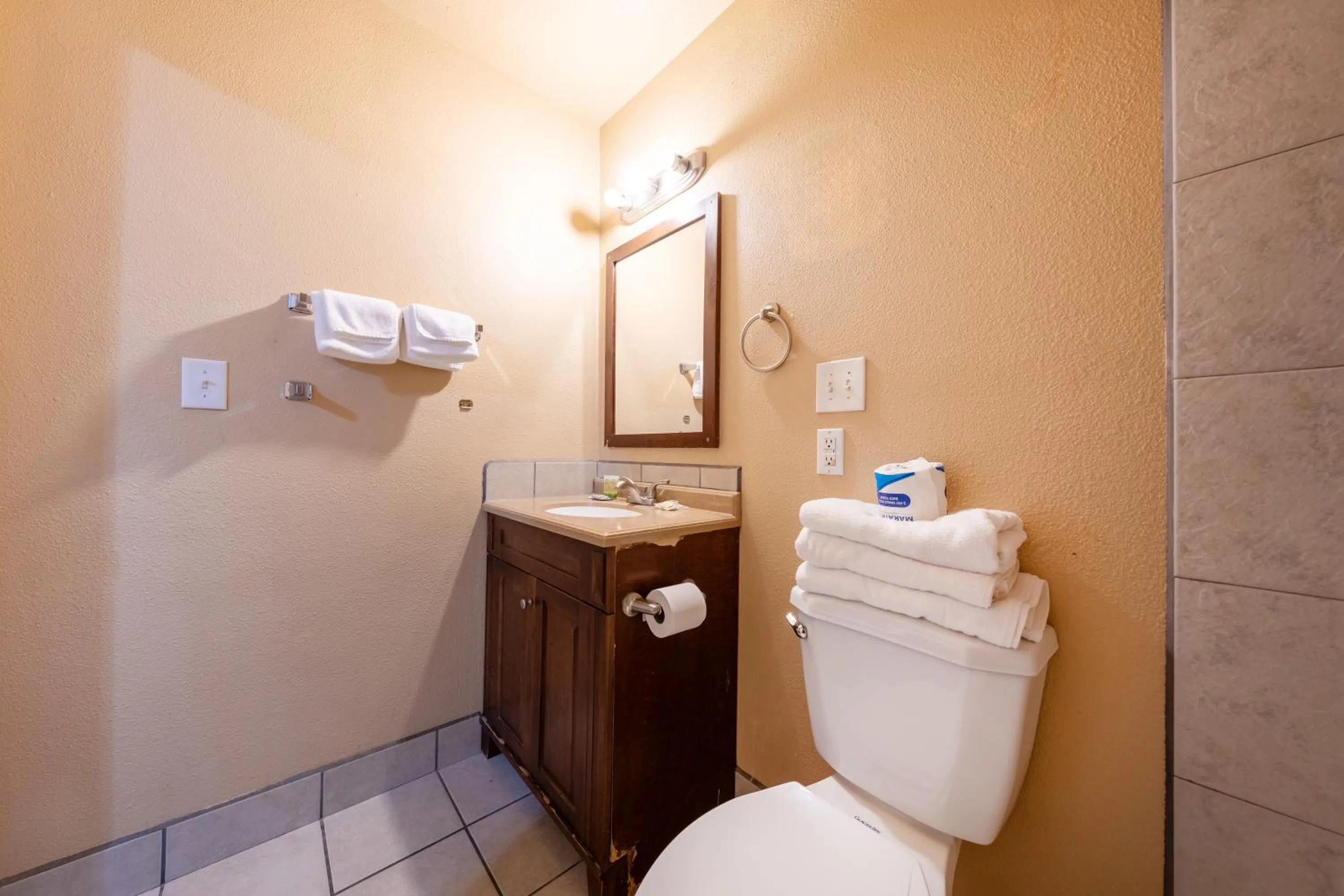 Bathroom in Juniper Motel Madras by Townhouse